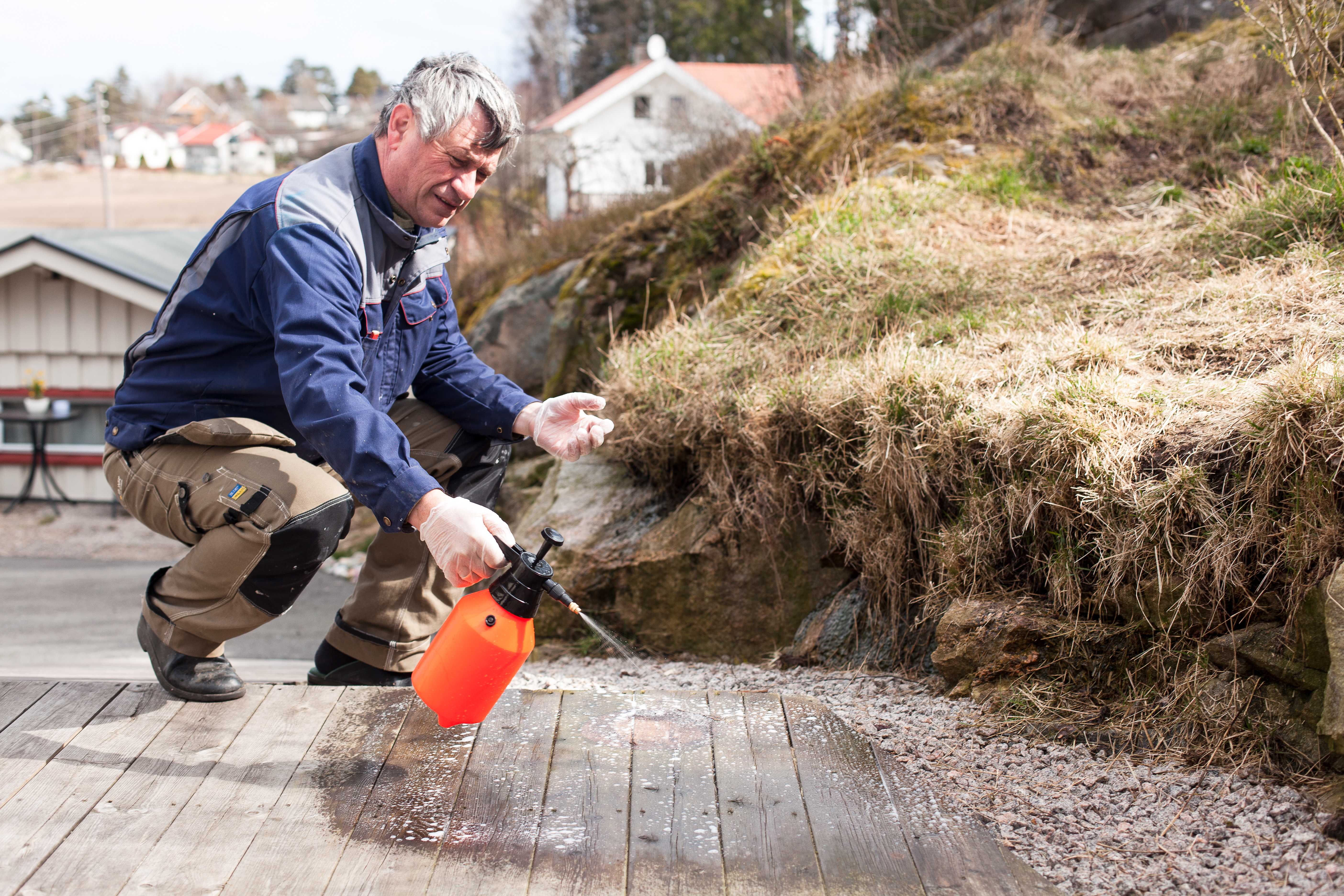 Påfør sopp- og algedreper før du går i gang med rengjøringen av terrassegulvet.
