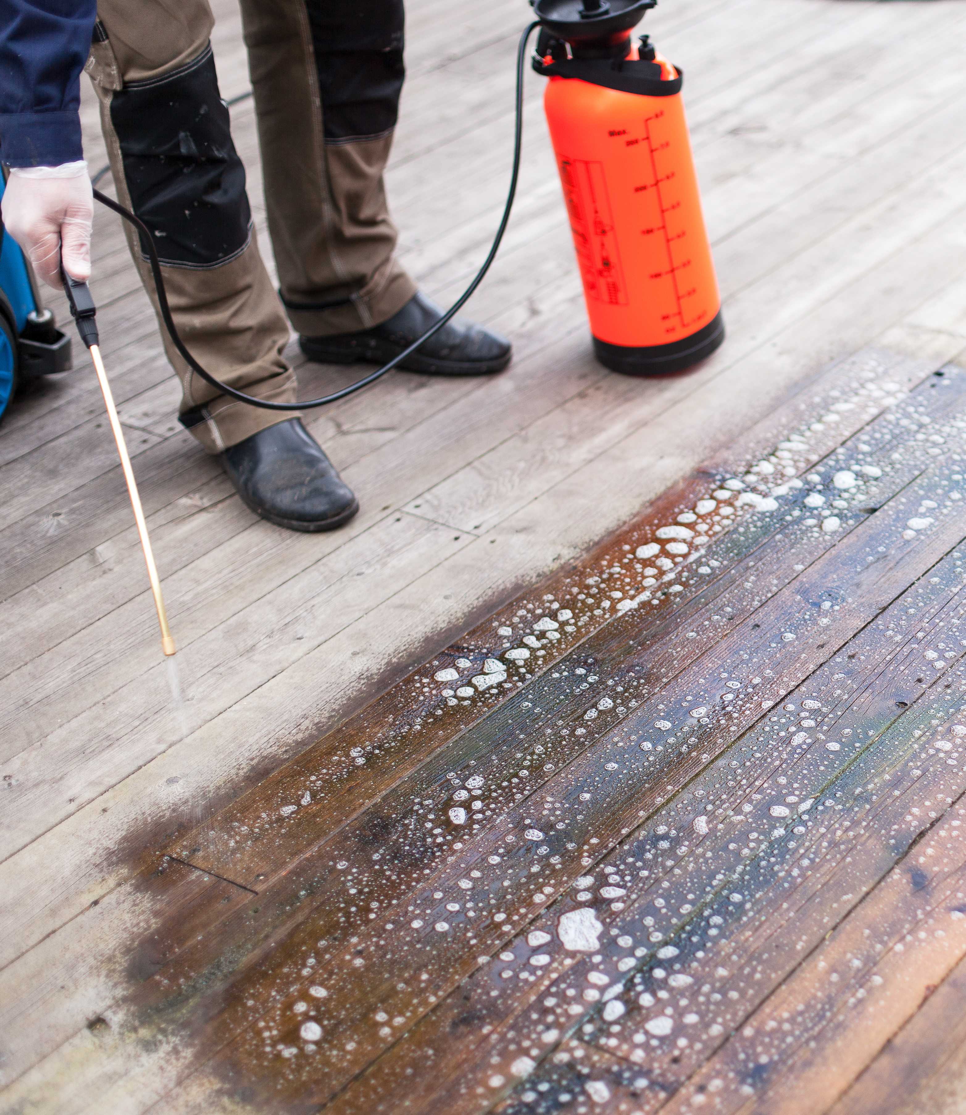 Terrasserens dusjes på med en lavtrykkssprøyte.