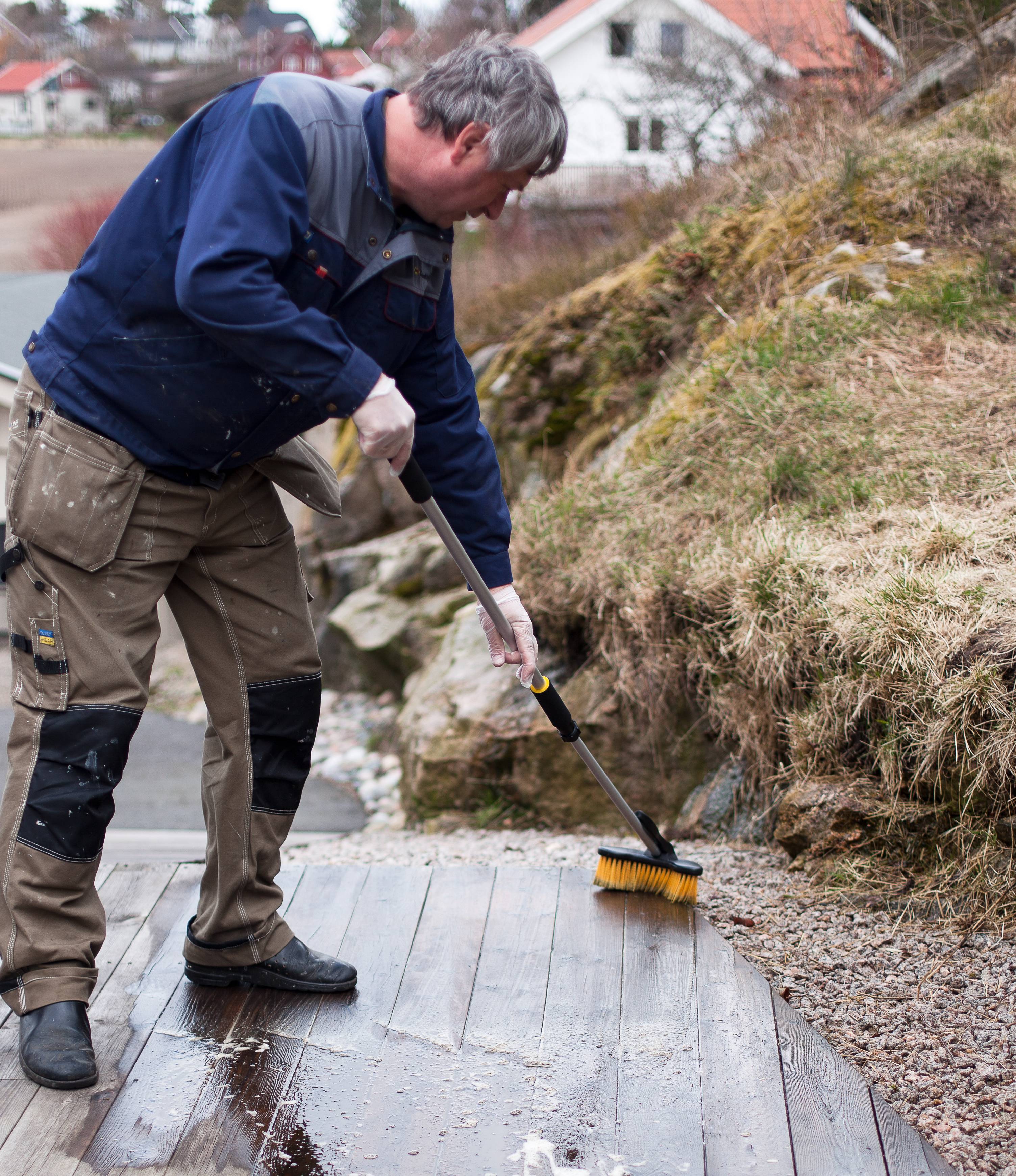 Pass på at du børster gulvet i bordenes lengderetning.