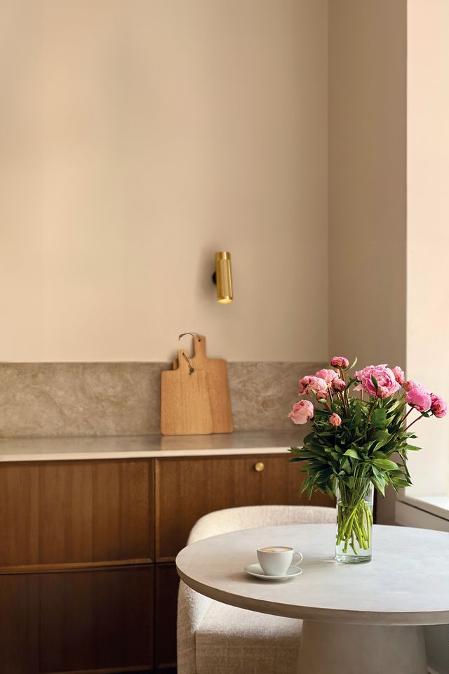 kjøkkenbenk tre stein blomster bord stol