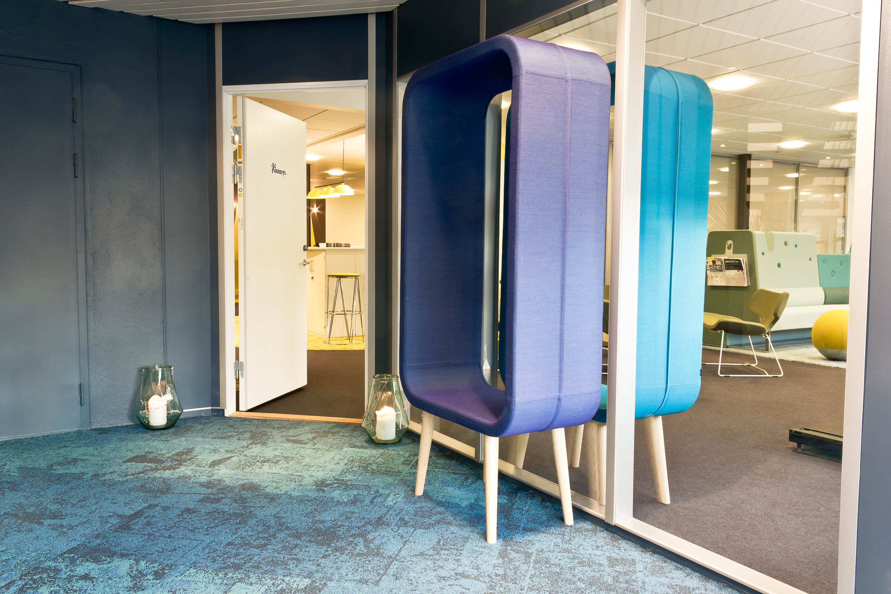 Den blå fargen ble hentet opp fra fasaden og brukt i Interface teppefliser, møbler og veggfarger. Her er det blant annet plassert to stk «Frame» sittebenker fra Materia, en i fellesgangen og en inne i Kinnarps lokaler. 