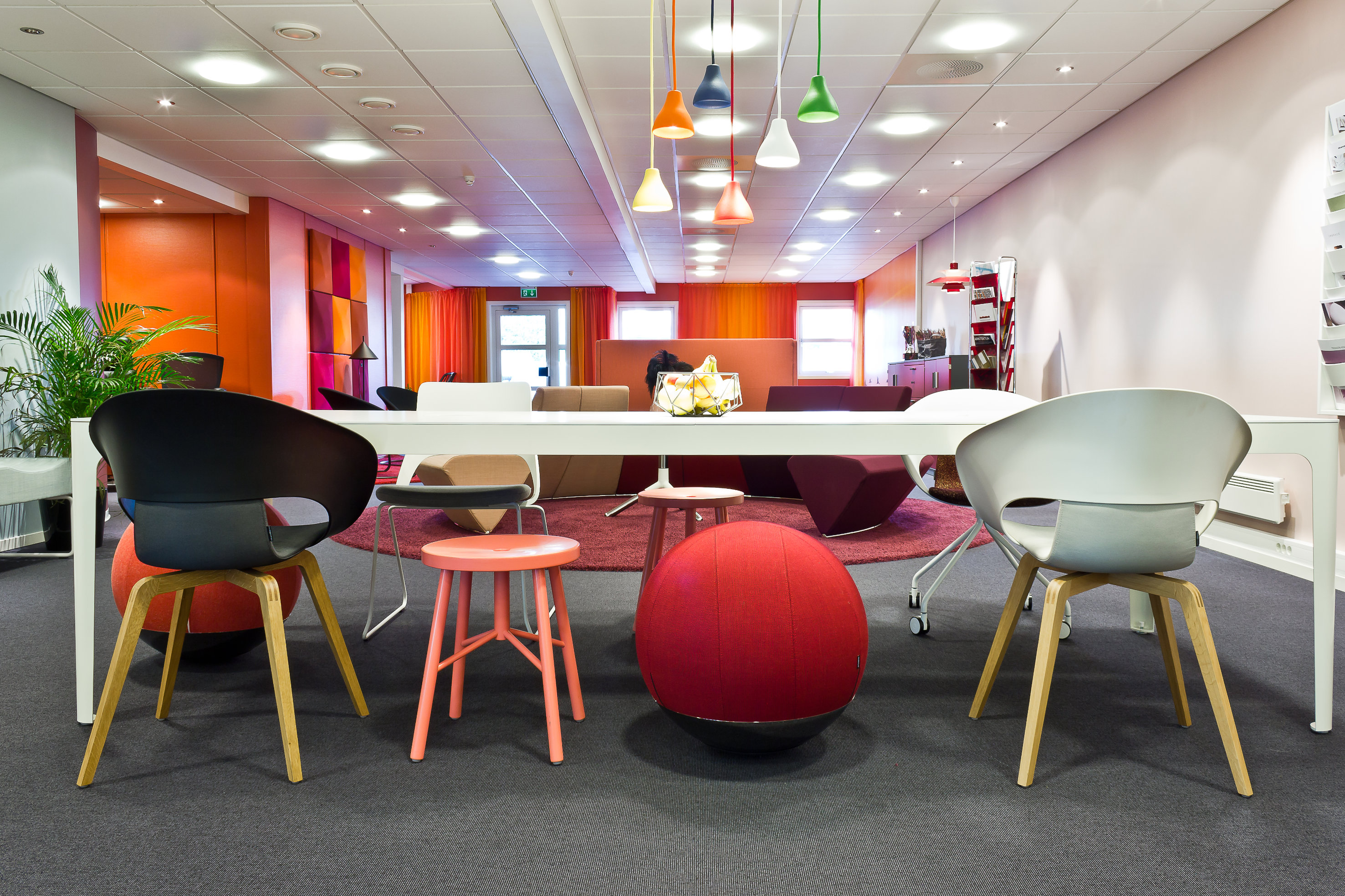 Den lange listen med møbler som Kinnarps ønsket å vise, inneholdt bare møbler fra Kinnarps Group, men det ble allikevel for mange møbler, så interiørarkitekten måtte velge bort noen. Til tross for det er det mange forskjellige møbler som vises frem.