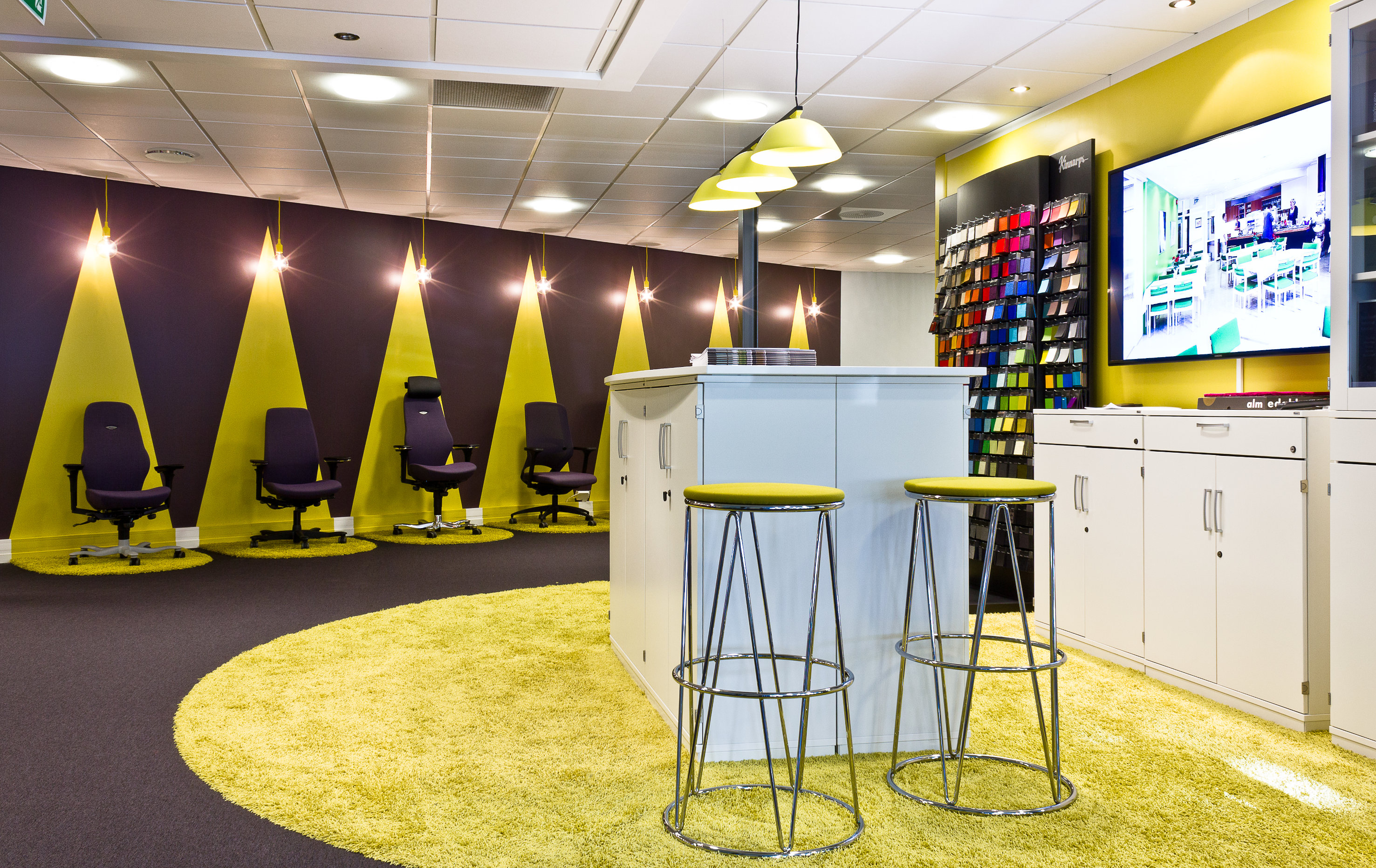 De mange ulike typene arbeidsstoler er vist frem på en innovativ måte, med ekte og malt spotlightlys. Malearbeidene er utført av Malermestrene Jensen. 