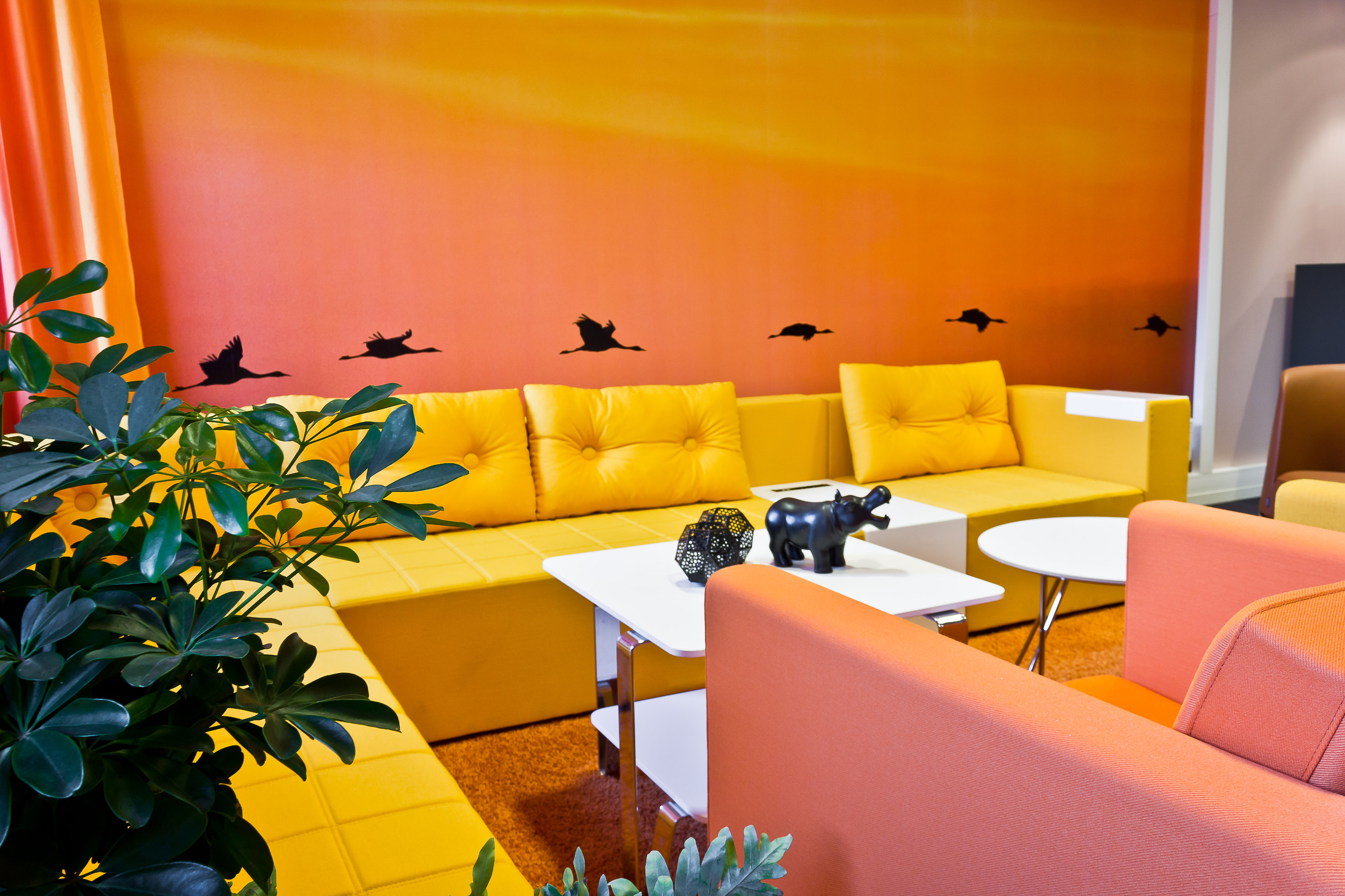 Mange av veggene er dekorert med fototapet, og fargene er ikke tilfeldig valgt. 