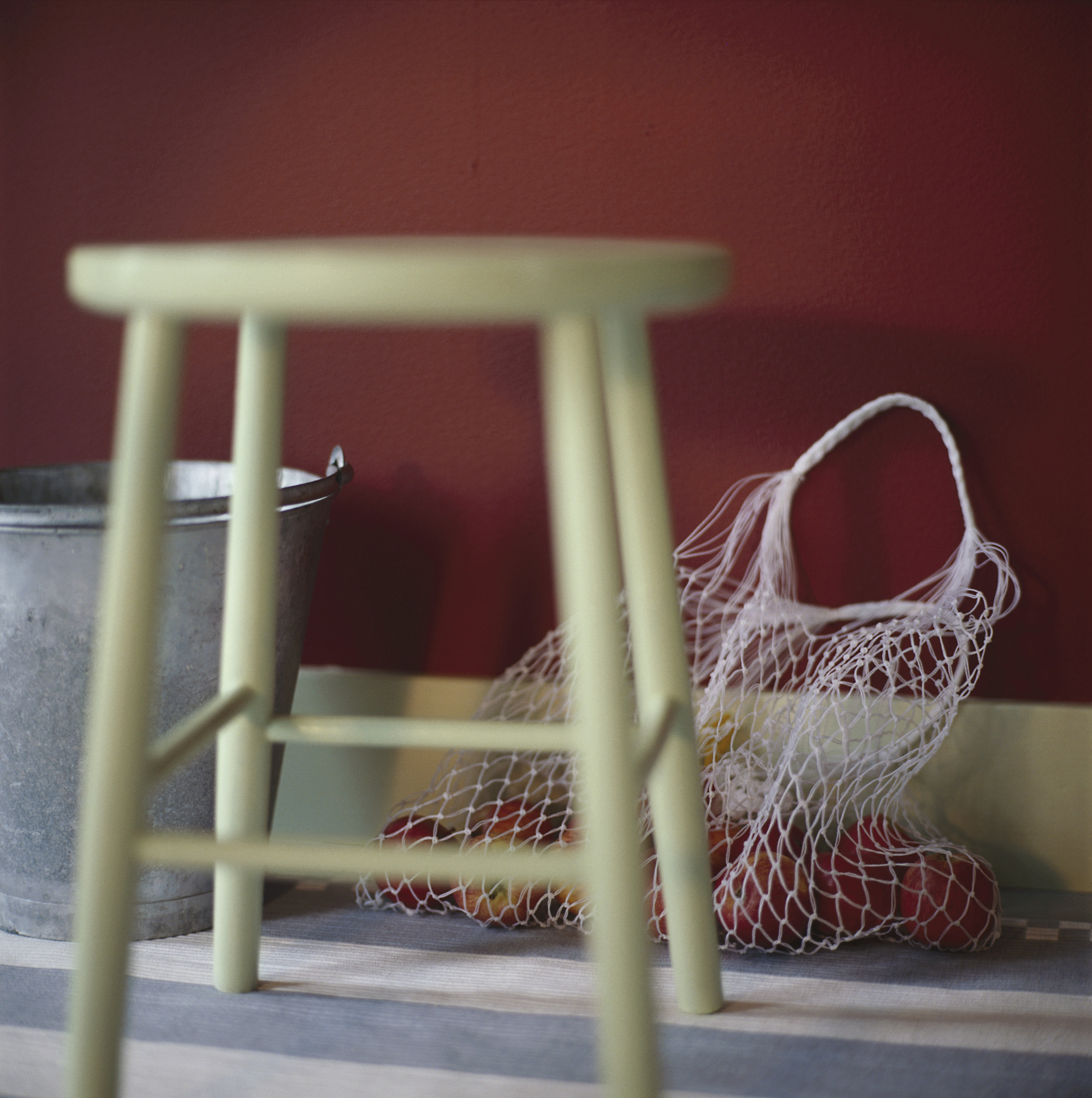 VARME: Dyp r&oslash;d har v&aelig;rt mye brukt som ramme rundt mange lange og festlige m&aring;ltider. Denne er fra Nordsj&ouml;. (Foto: Nordsj&ouml;)