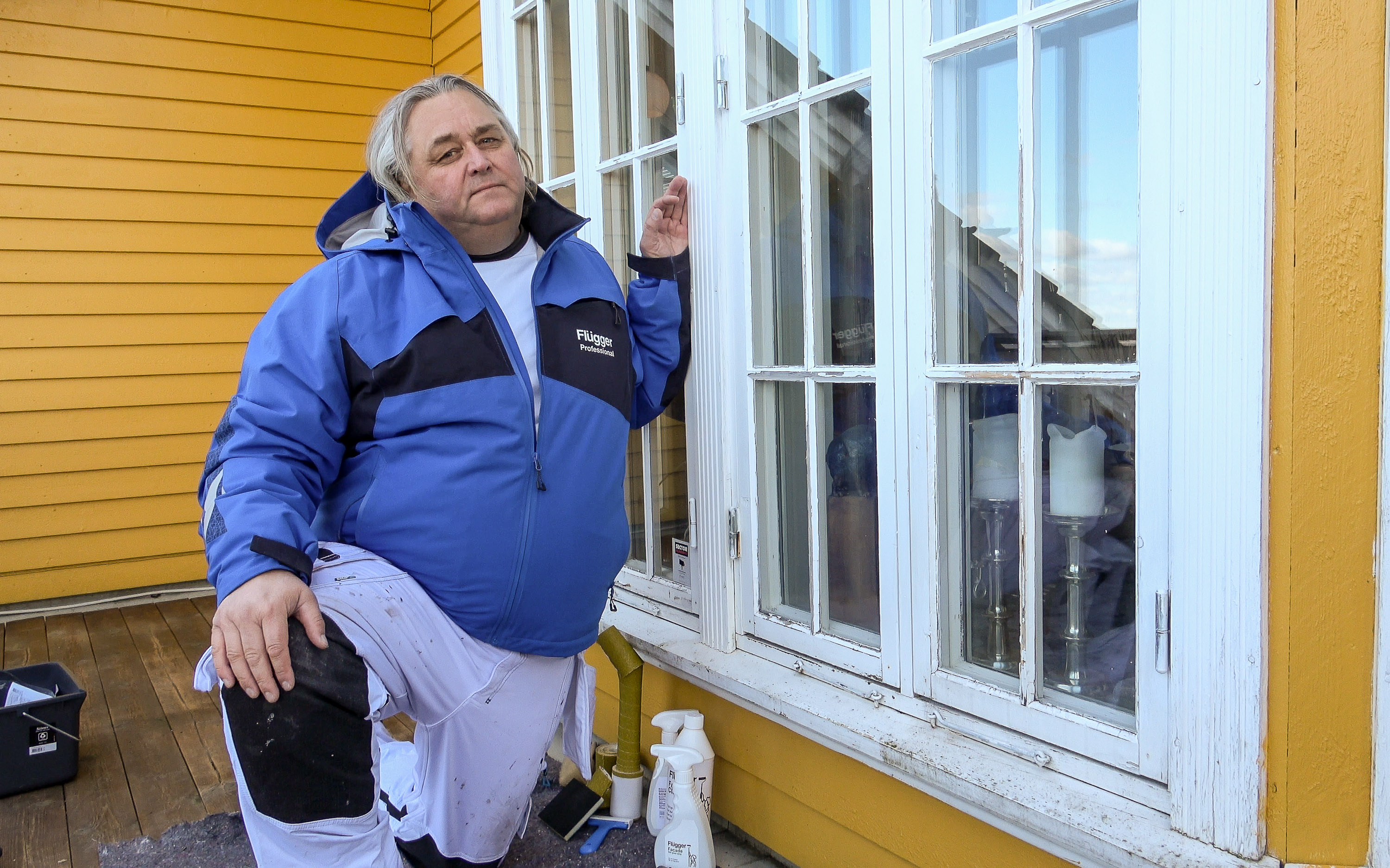Roger viser vindusrengjøring før maling