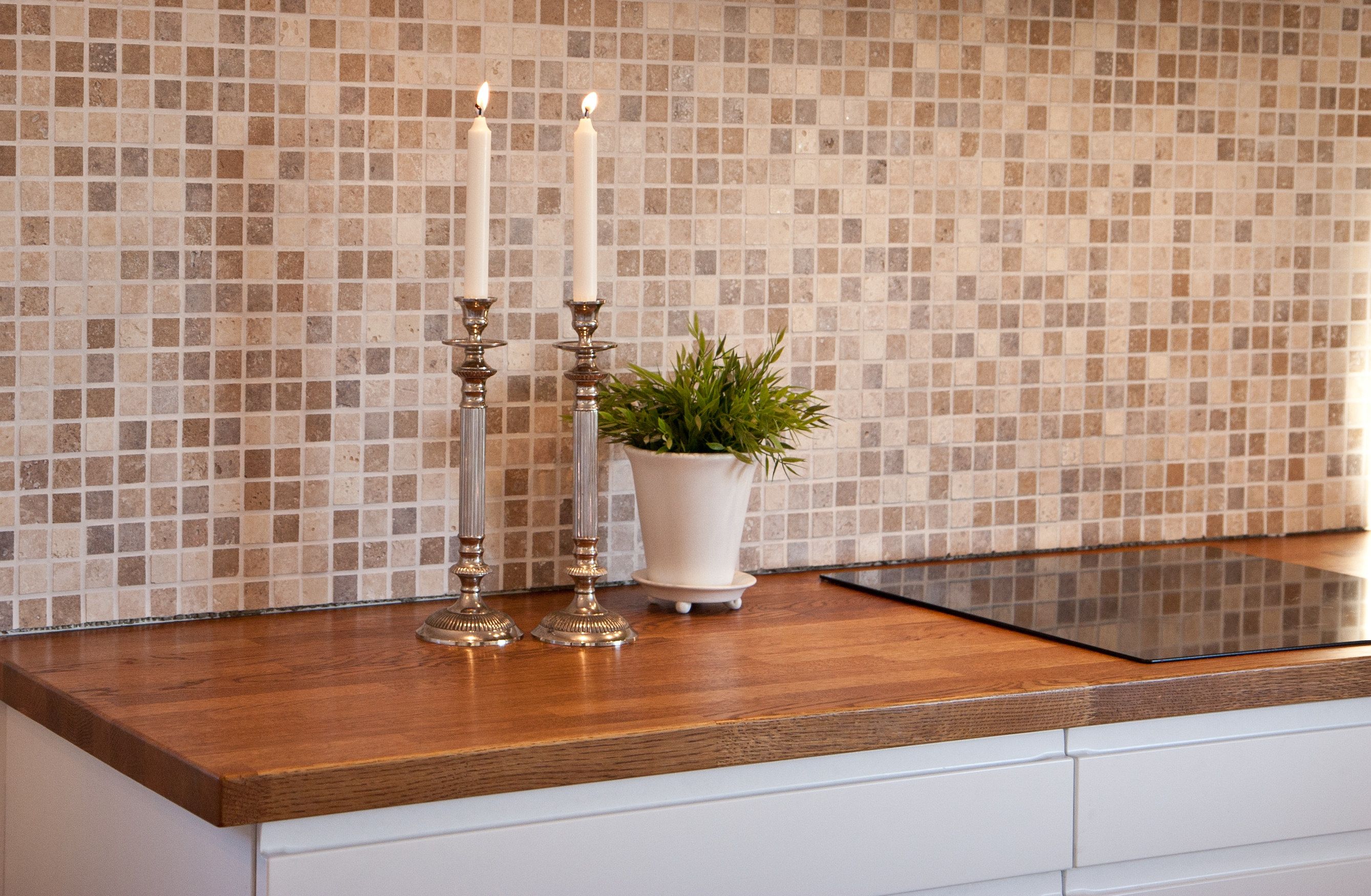 KJ&AElig;RLIGHET: Det sies at kj&oslash;kkenet er husets hjerte. Benkeplaten trenger kj&aelig;rlighet iblant. (Foto: Alanor)