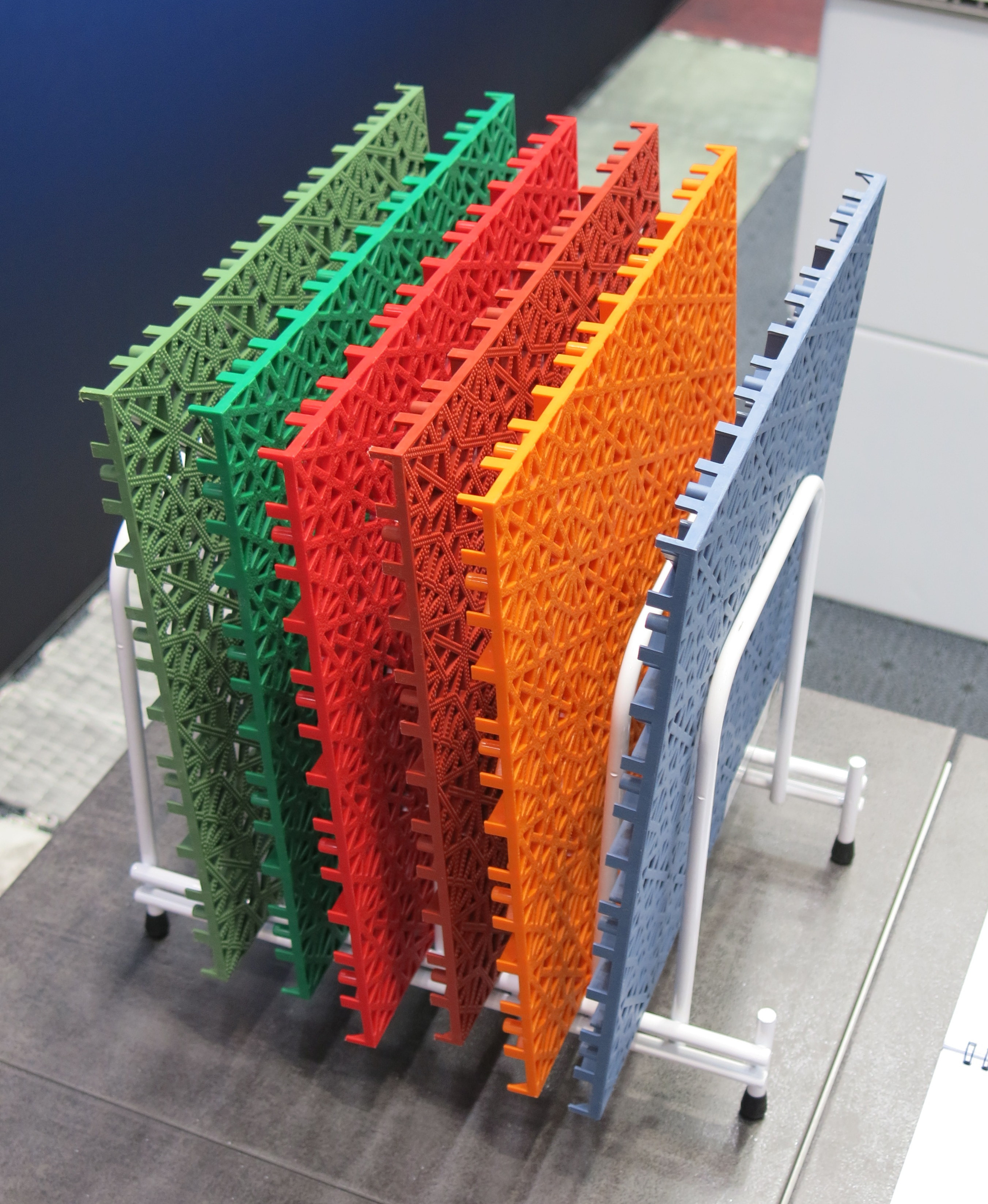 «Bergoplattan» er en svensk oppfinnelse som finnes i mange farger og mønstre. Det er ergonomisk og har god lyddemping.