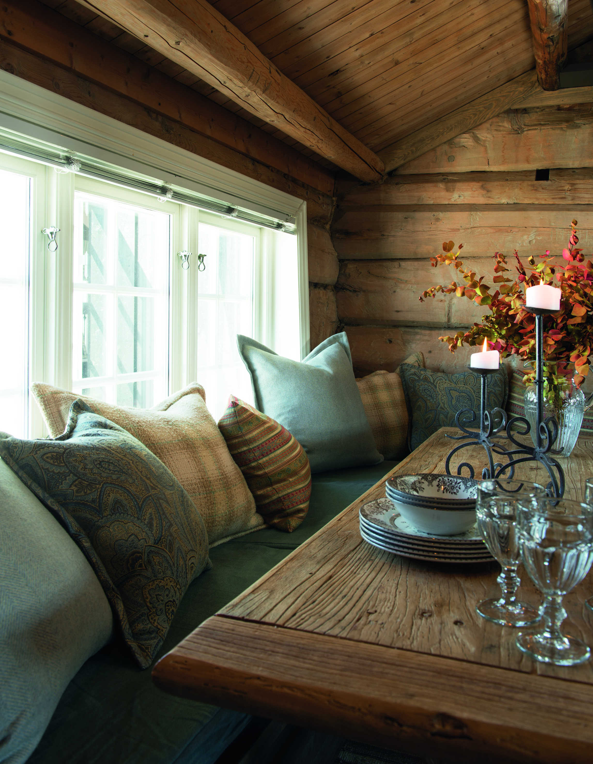 En gammel tømmerhytte er oppgradert og modernisert. Interiørdesigner Kjetil Christensen, ChrisInteriør.