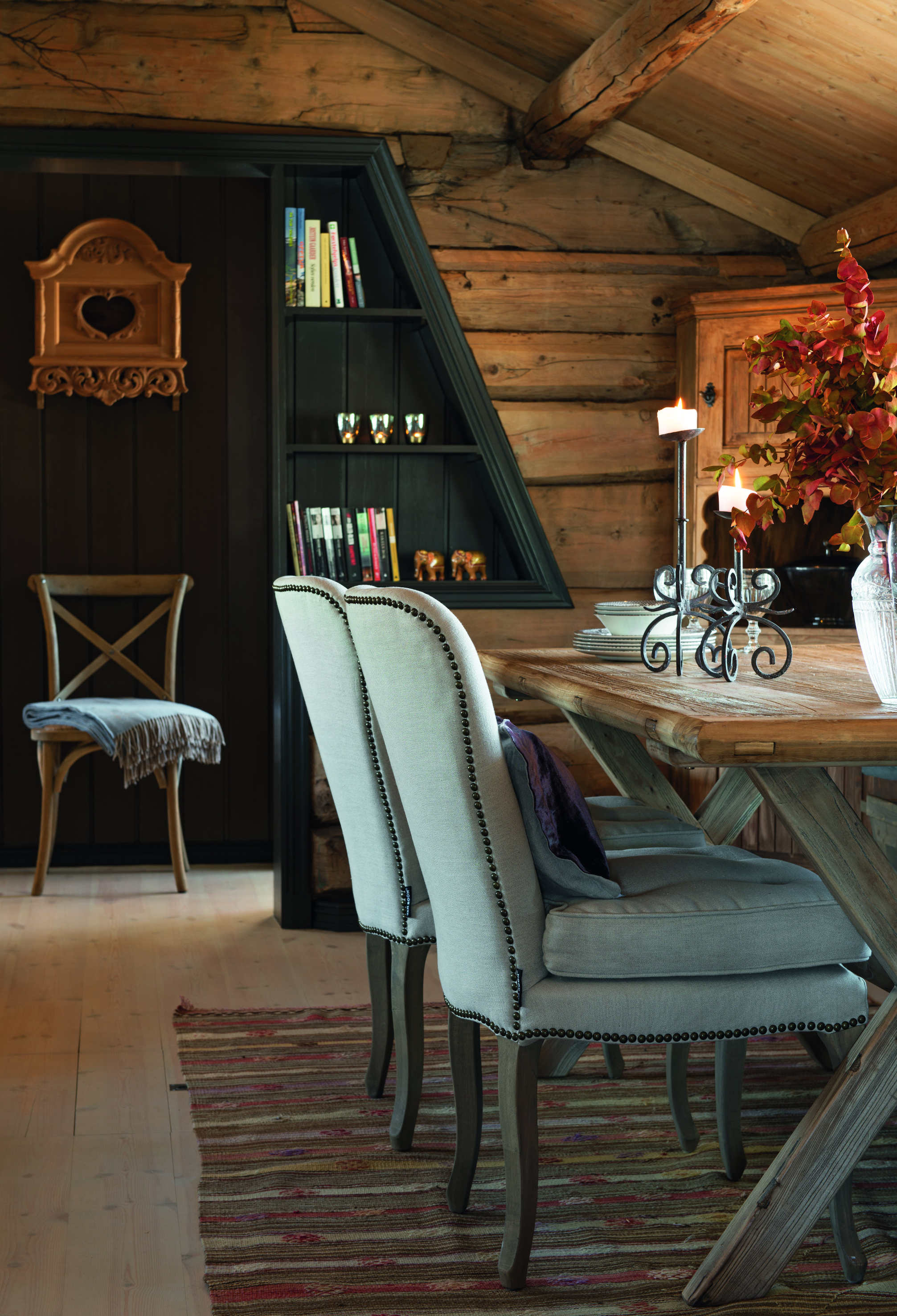 200 år gamle tømmervegger har fått moderne følge av lune tekstiler i gråblå toner. Interiørdesigner Kjetil Christensen, Chris Interiør har tatt grep som gjør rommet intimt og harmonisk. 