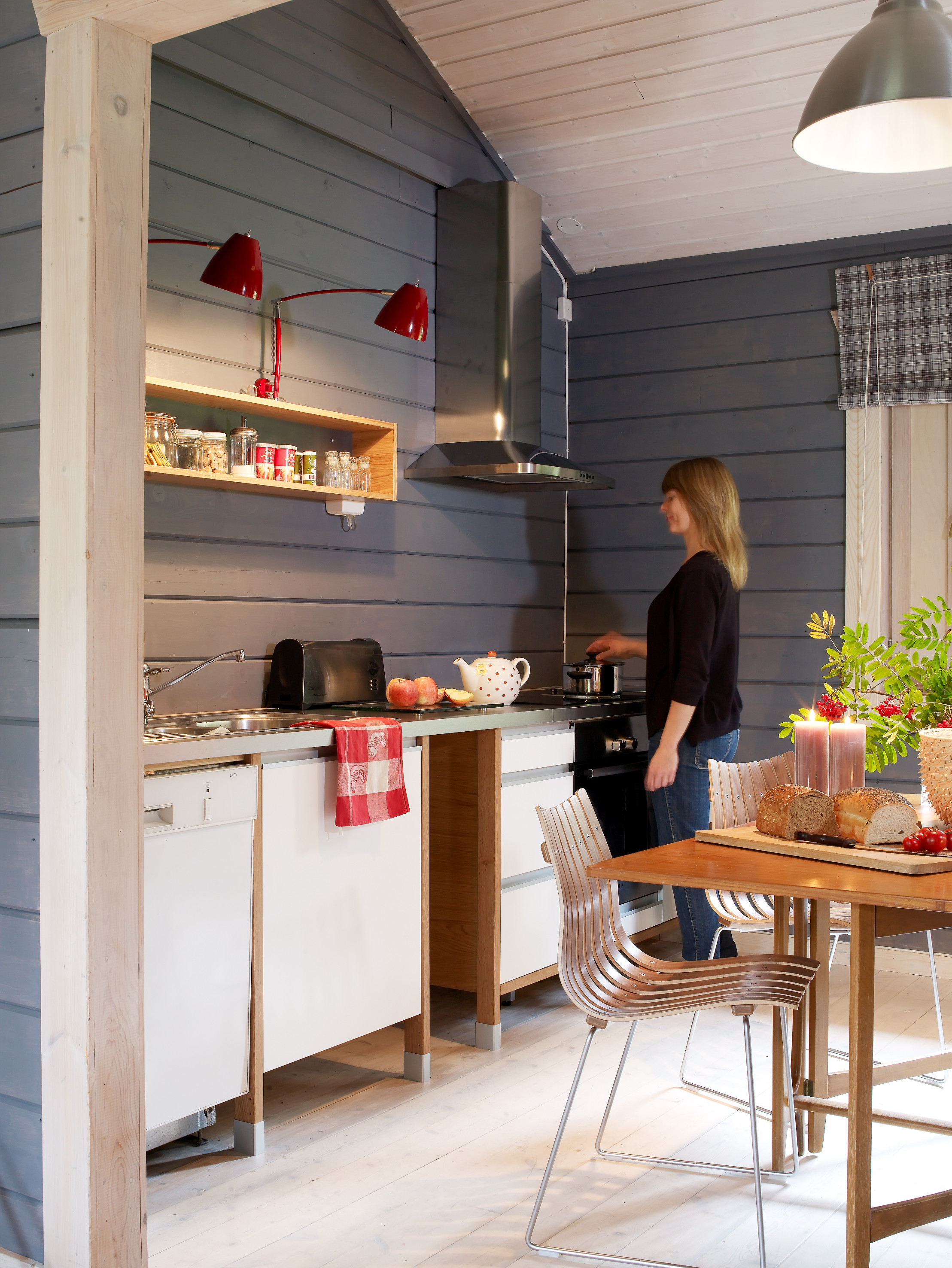 Overskapene er borte og nå oppleves rommet mye luftigere. 