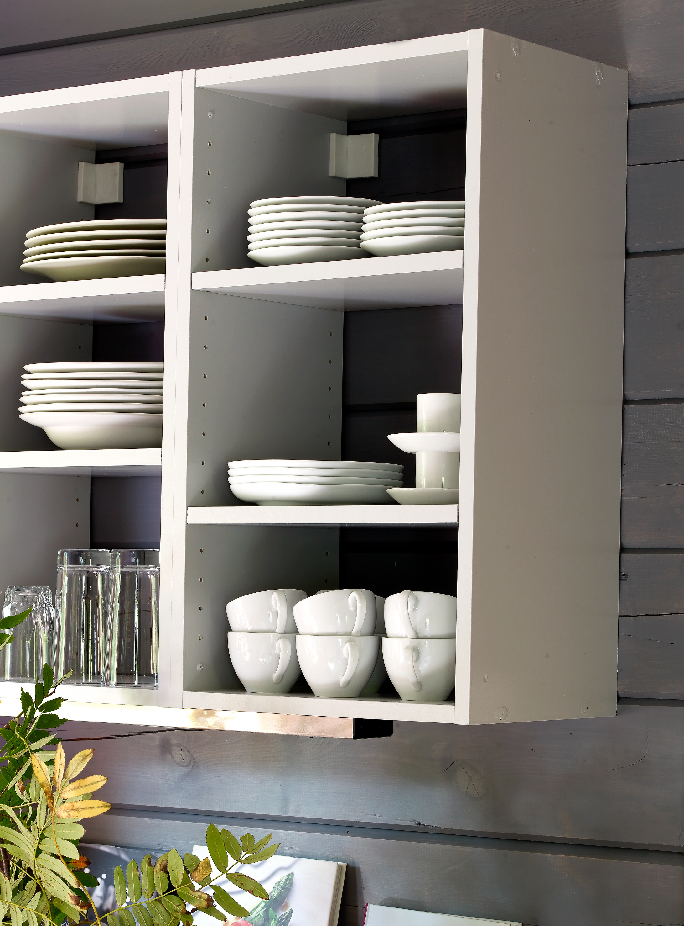 Nymalte, velbrukte skapskrog fungerer nå som hyller. 