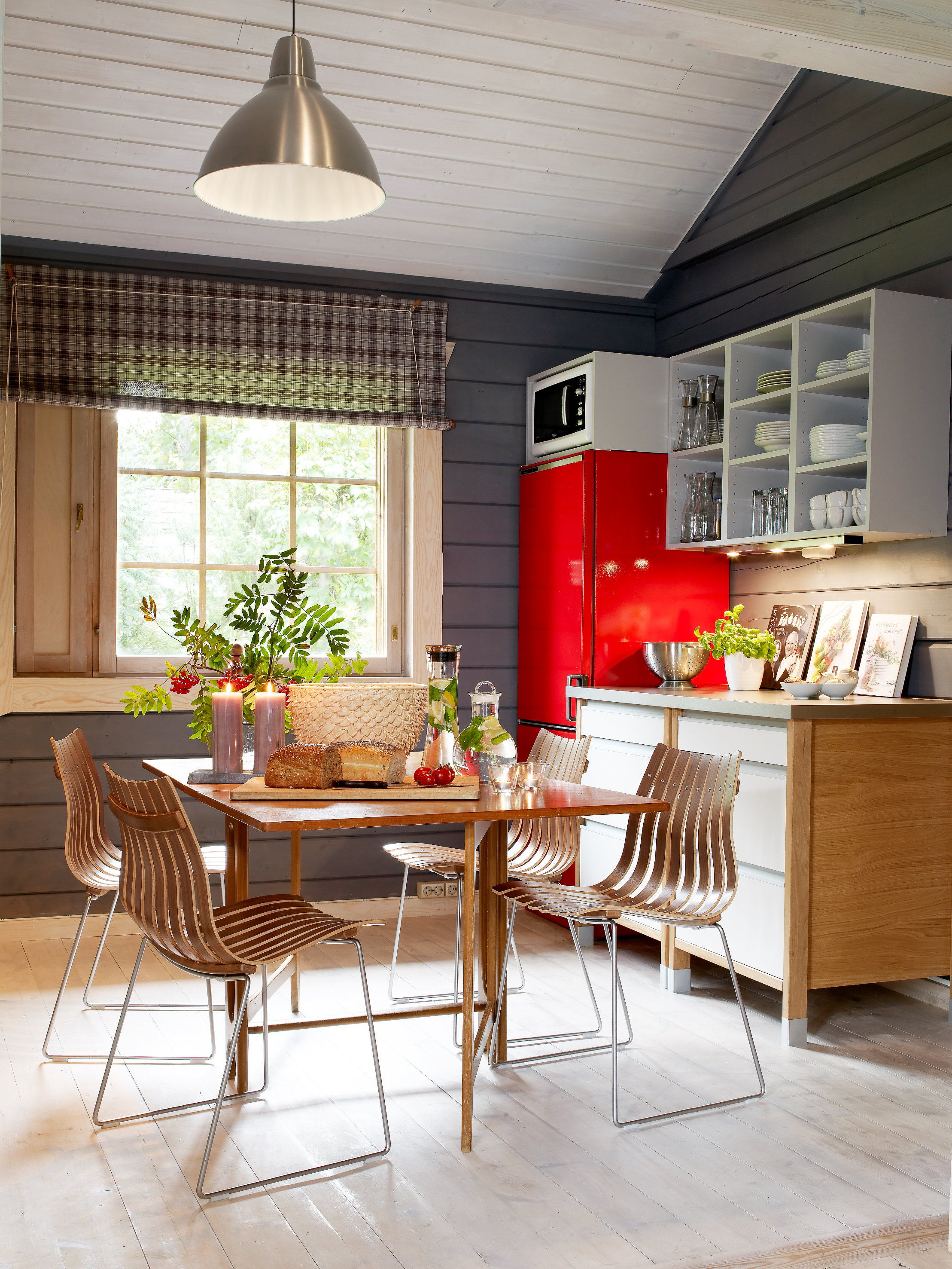 Rommet er ikke til å kjenne igjen på noen måte, og huseieren fikk den hyggelige spiseplassen han ønsket seg. 