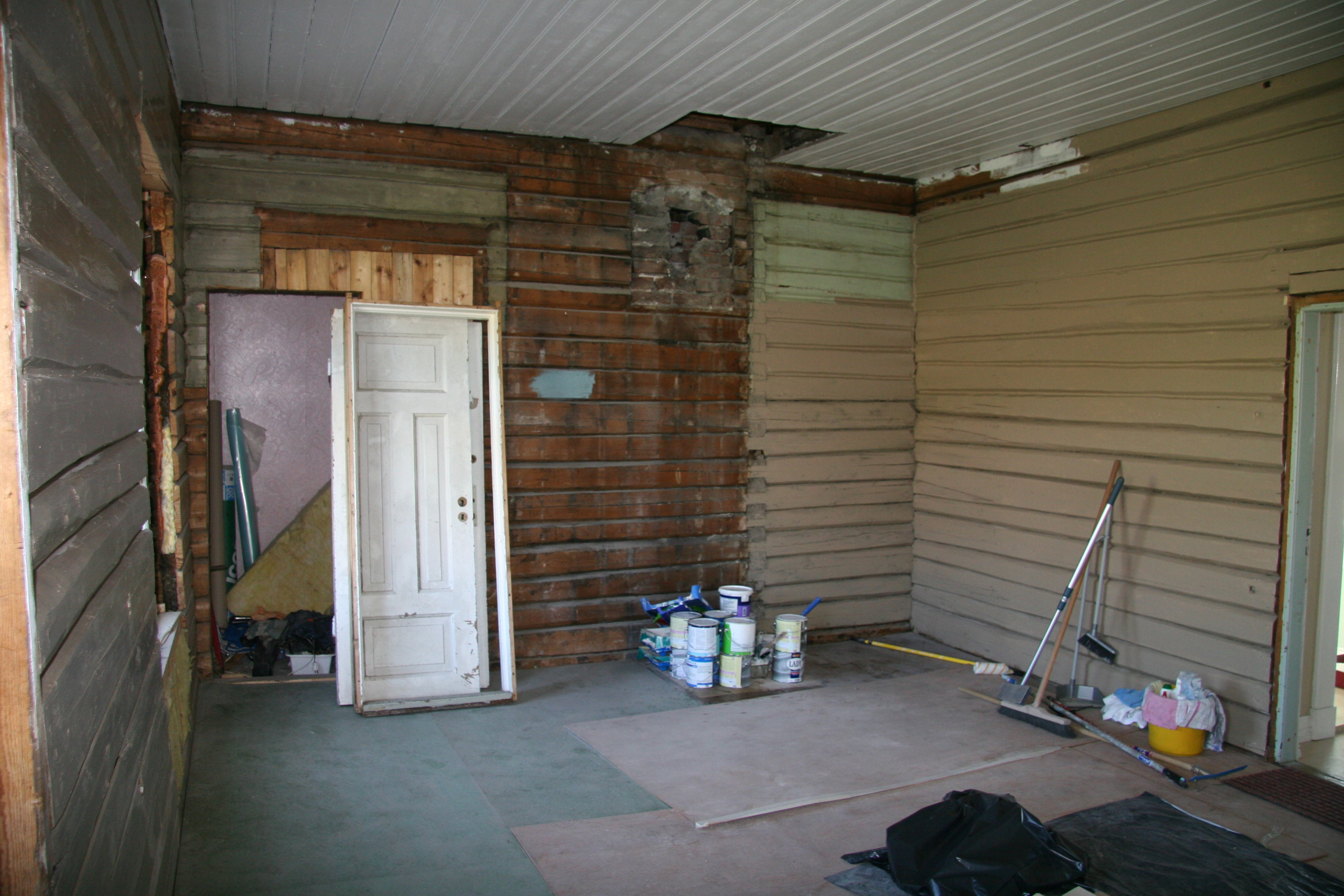 Venterommet, mange arbeidstimer før det ble kjøkken. 