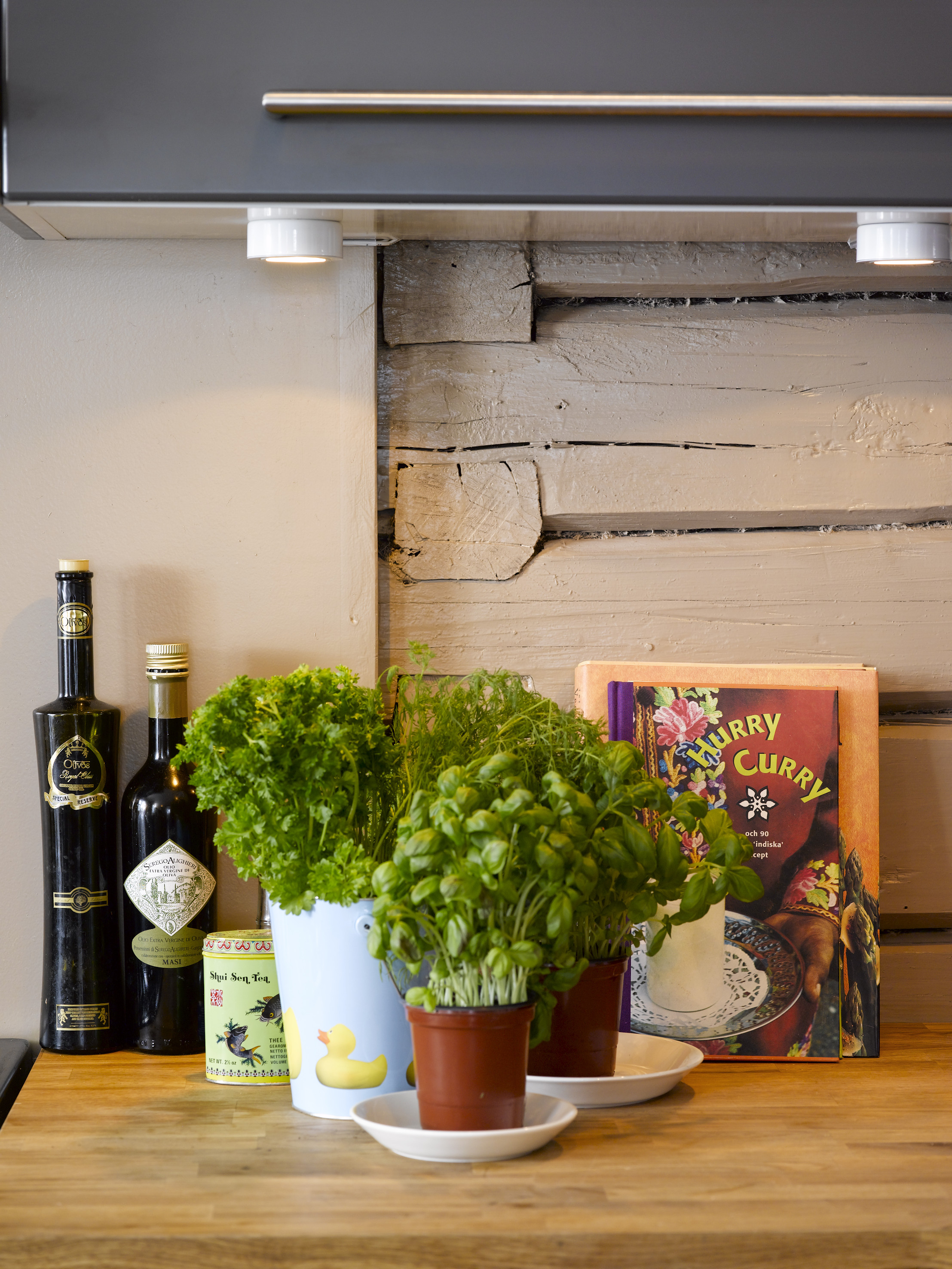 Spennende kontrast mellom gamle vegger og ny kjøkkeninnredning i stram, moderne stil. 