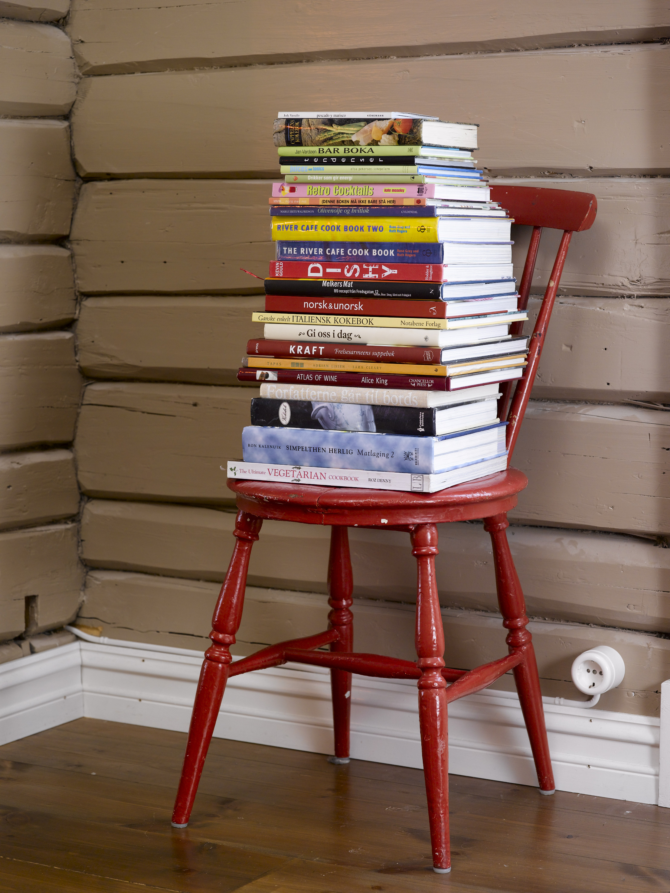 Stolen tilfører atmosfæren i rommet et snev av fordums tid, og gir en morsom oppbevaring av kokebøkene.   