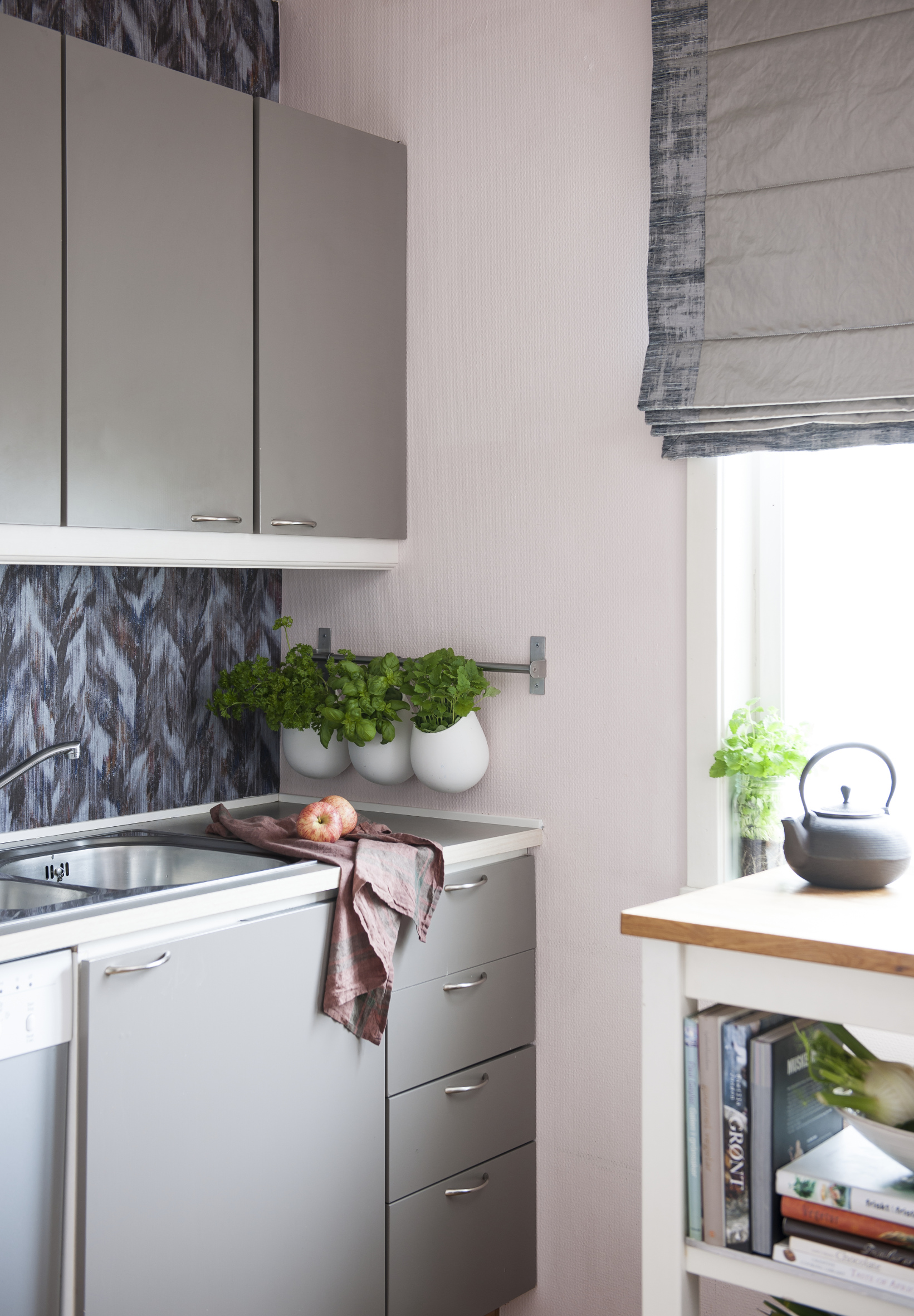 Delikate, rosa vegger mot varmgrå skap ga et sofistikert resultat. Vegger i farge S 1010-R10B, innredning i farge S 5005-Y20R