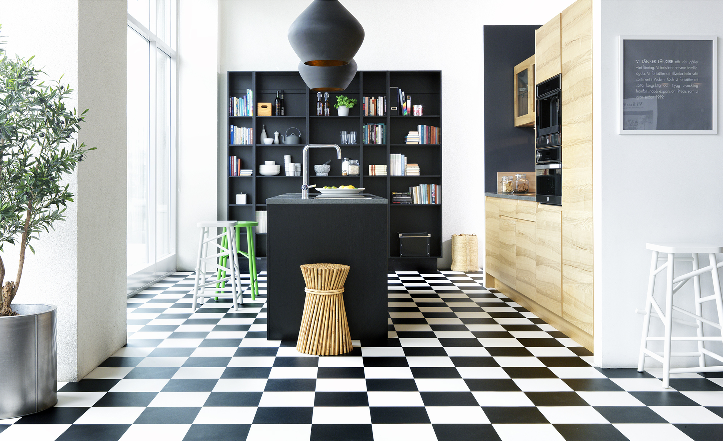 P&aring; kj&oslash;kkenet trengs et gulv som t&aring;ler s&oslash;l, vann og slitasje. Det b&oslash;r ogs&aring; v&aelig;re komfortabelt &aring; st&aring; lenge p&aring;.