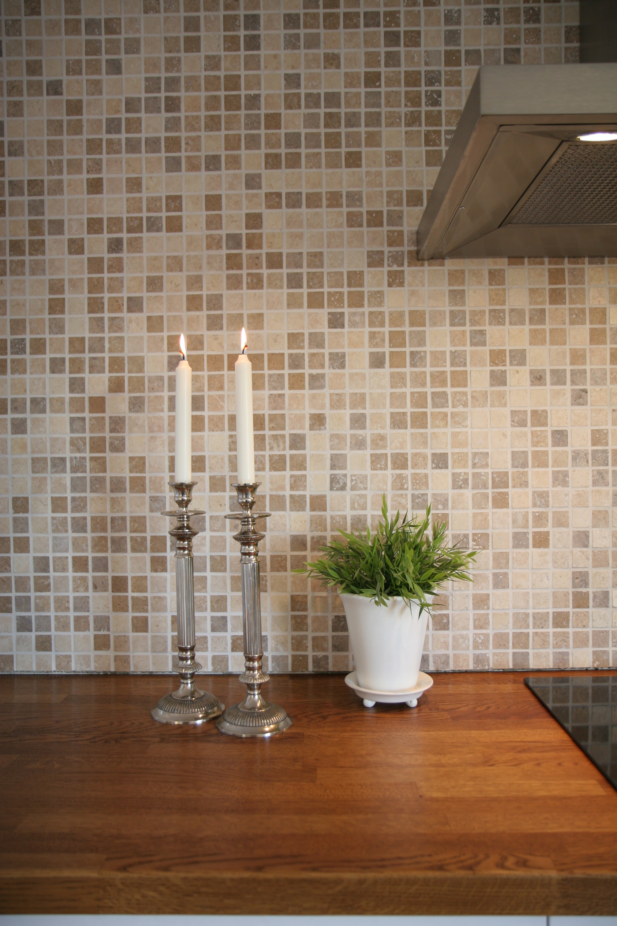  STELL GODT:  Kj&oslash;kkenbenken er utsatt for daglig slitasje. Det krever at du behandler den riktig, om du &oslash;nsker en benkeplate som holder seg pen over tid. (Foto: Alanor)