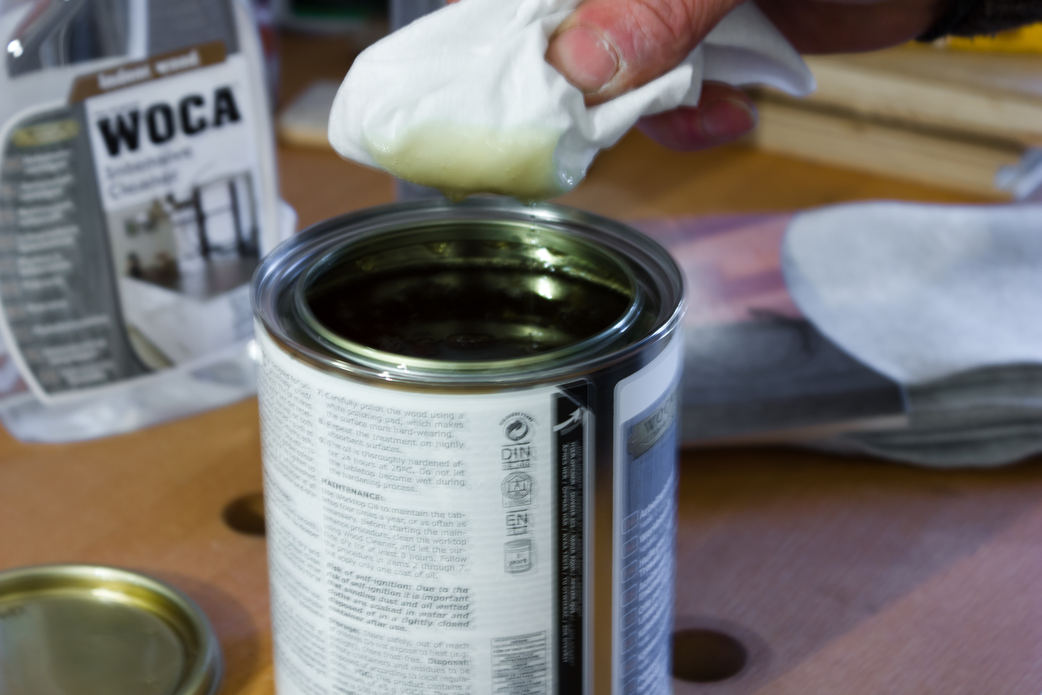  DYBDEBESKYTTELSE:  Treverket i kj&oslash;kkenbenken kan med fordel behandles med en olje som trekker inn og beskytter i dybden. Det finnes b&aring;de naturfargede og pigmenterte oljer. (Foto: Chera Westman/ifi.no)