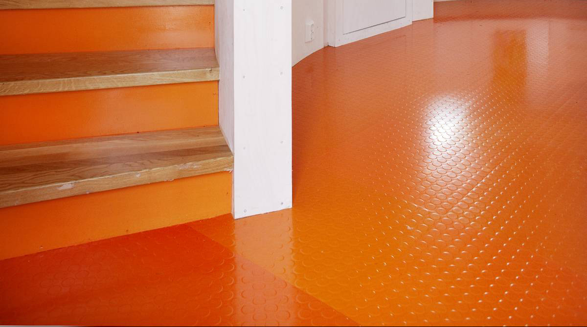 Med gummigulv kan du f&aring; et robust og t&oslash;ft gulv i gangen. Velg et fargesterkt, s&aring; f&aring;r du en skikkelig energiboost n&aring;r du kommer inn d&oslash;ra! Her er gummigulv fra Polyflor.
