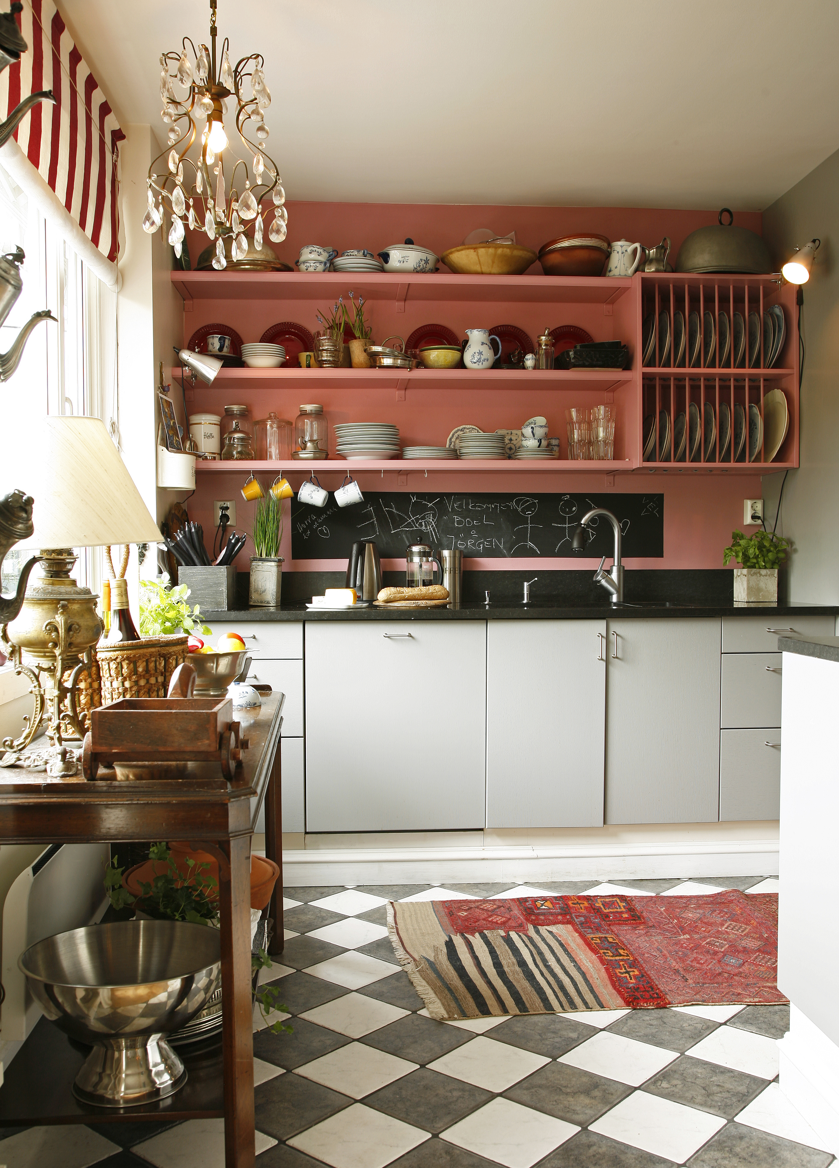 Ellen Skifjelds kjøkken etter fargeforvandlingen. Se førbilde blant bildene øverst.