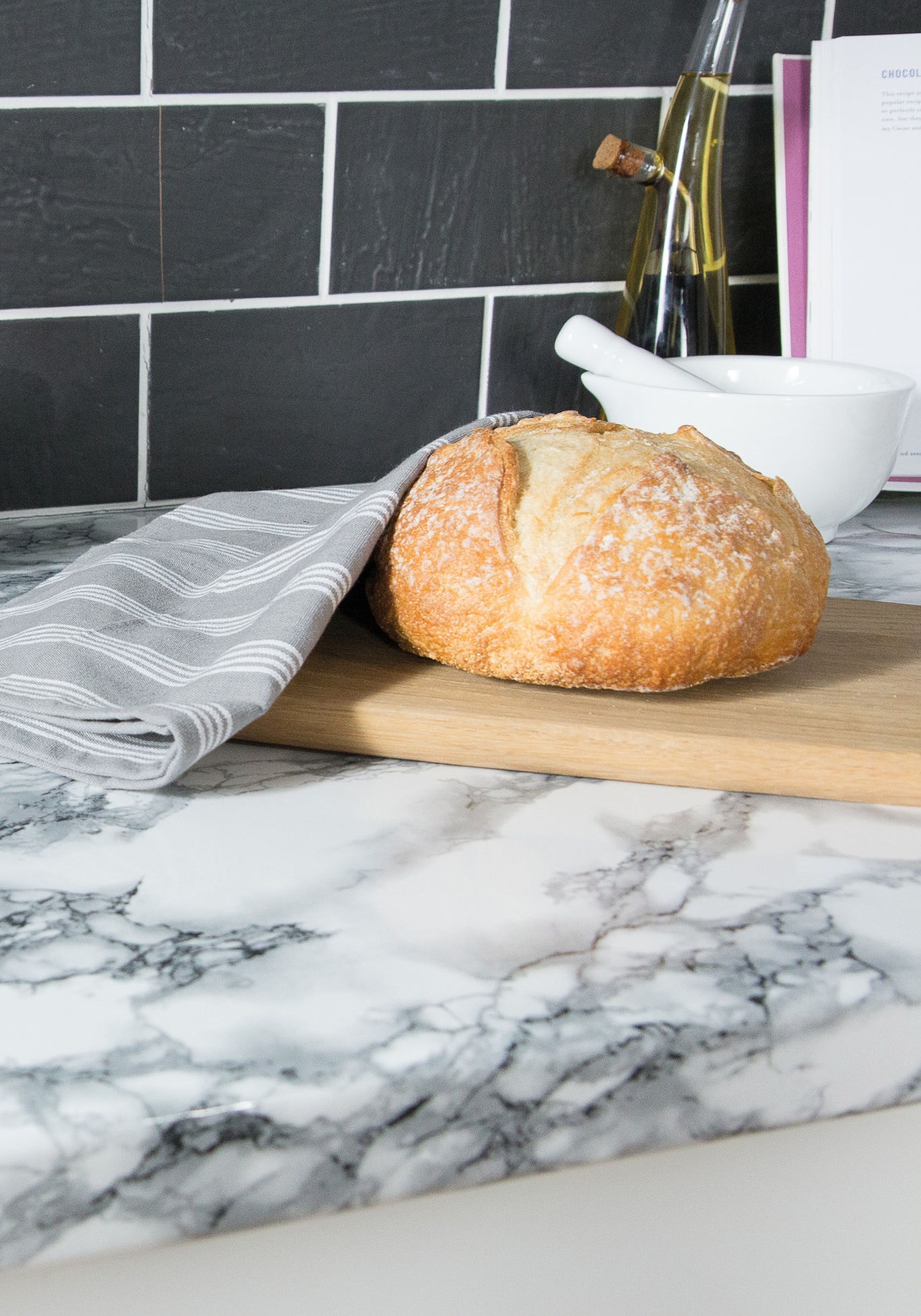 Selvklebende designfolie på kjøkkenbenk