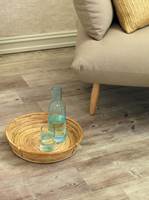 Luftputene i korken demper støt og lyd, gir en naturlig svikt og gjør
gulvet komfortabelt å gå og stå på. (Vinylkork fra Storeys)