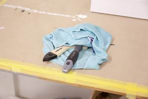 Pakk verktøyet inn i en fuktig fille underveis, så slipper du at malingen tørker inn på pensel, rull og etterstryker mens det ikke er i bruk.