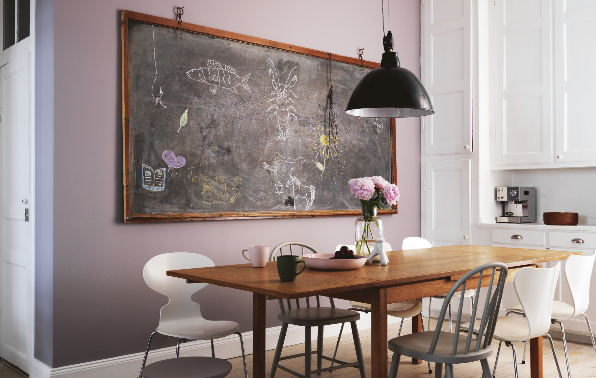 Kjøkkenliv med kritt og tavlemaling