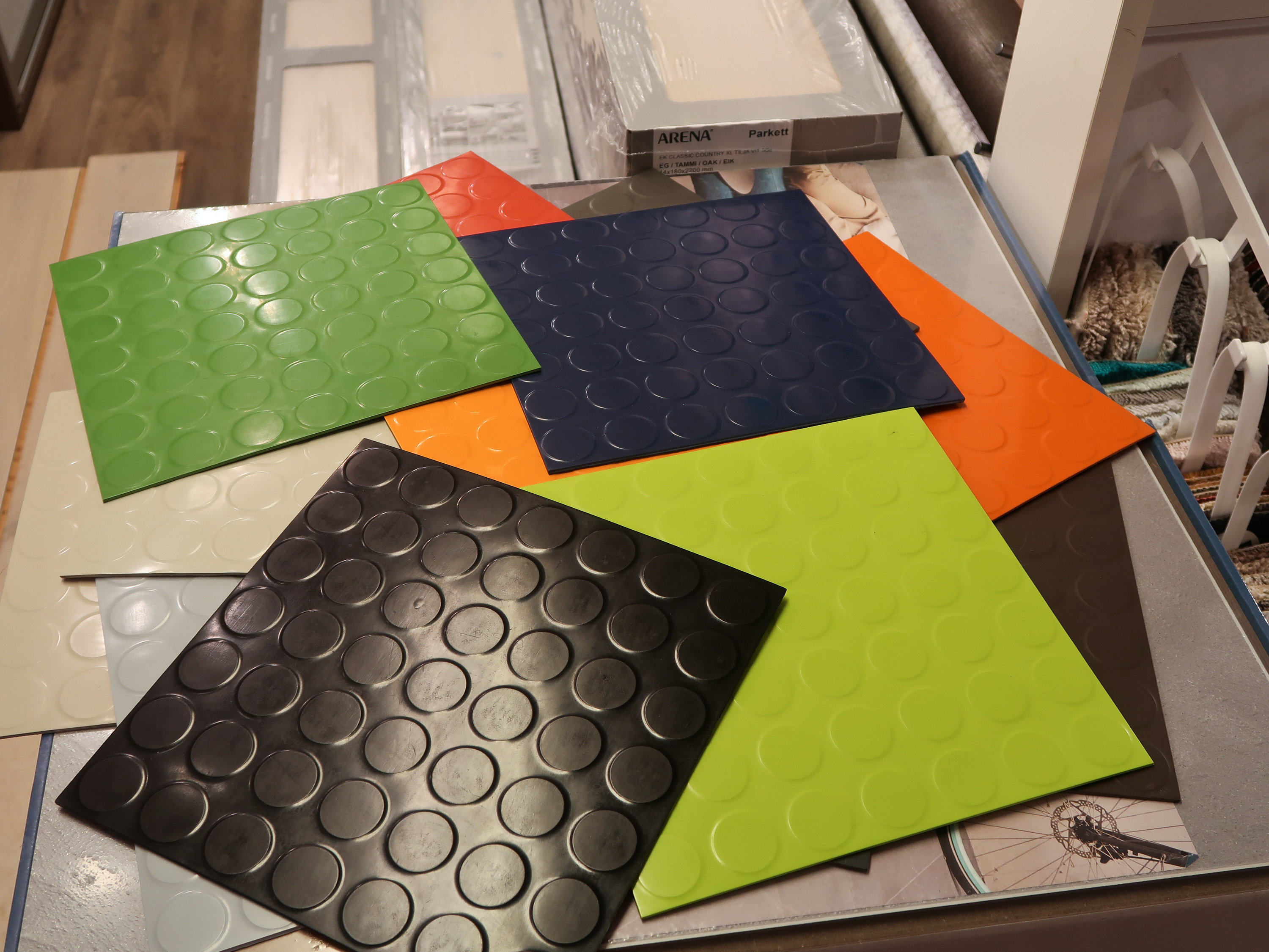 Fargerike gummifliser