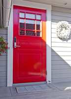 <b>KLAR TALE:</b> Denne knallrøde døren oser av energi, og ønsker varmt velkommen. Malt med Quick Bengalack Universallakk, farge RAL 3001. (Foto: Chera Westman/ifi.no)