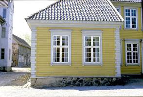 Herskapshus fra Brevik, nå på Norsk Folkemuseum. Huset er bygget i 1761, og modernisert i 1830 med ny liggende kledning og glatthugget steinimitasjon i hjørnene. Fargesettingen illuderer ulike typer sandstein. 