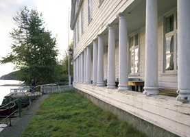 Gamle Svinesund er også kalt Søylegården. 16 hvite søyler på fasaden mot sjøen var det første folk som kom med fergen fra Sverige så av Norge. 