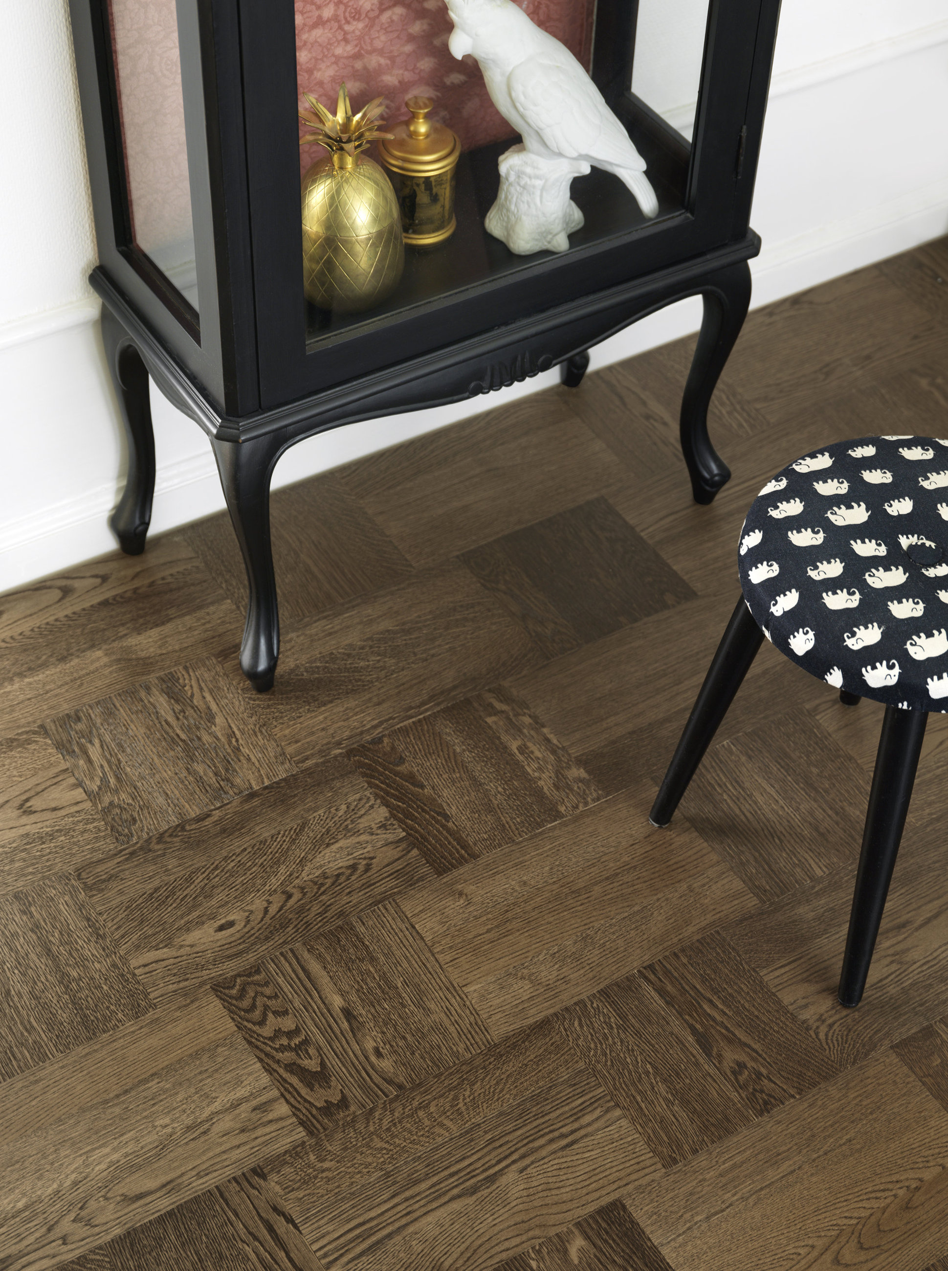 Det klassiske vinner framfor rustikke, og selv om de fleste fremdeles vil ha det lyst, er interessen for mørkere gulv økende. Noble Oak Wasa fra Tarkett tilfredsstiller begge deler.