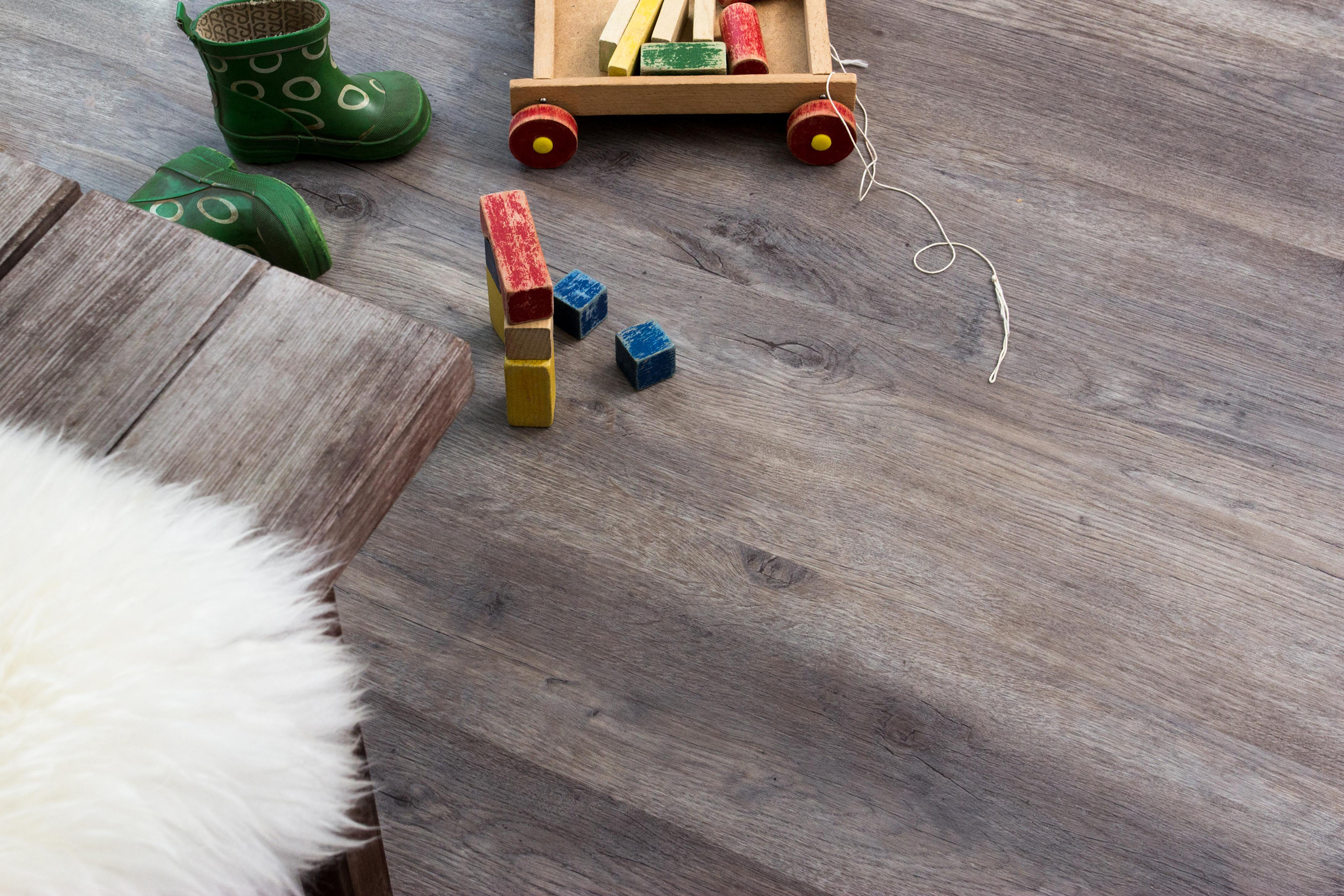 Gulv med overflate vinyl og bakside av kork