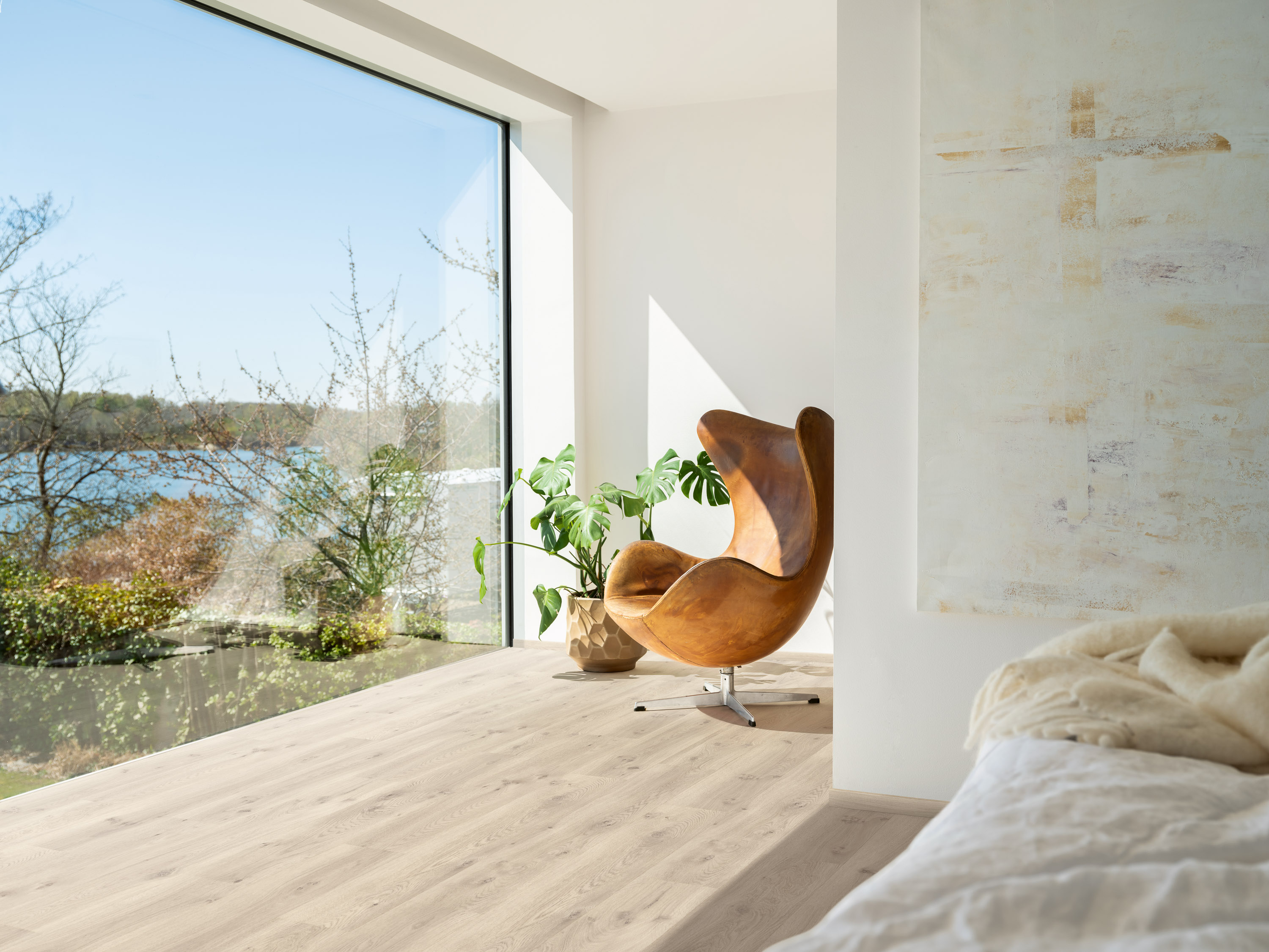 stol ved stort vindu 