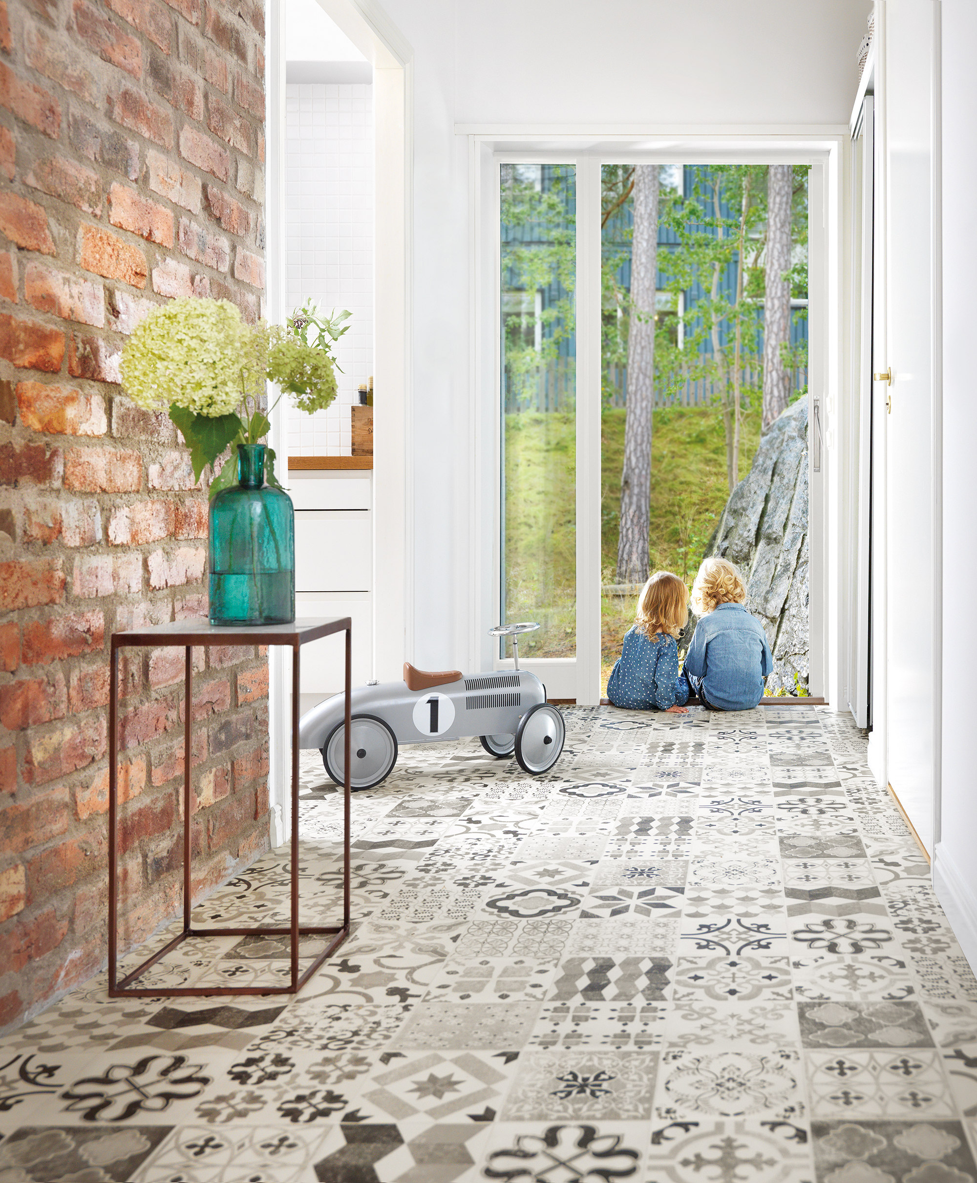 Klikkvinyl er det beste fra to verdener - vinylens slitesterk overflate og klikkgulvets enkle leggesystem. (Gulv: Tarkett)