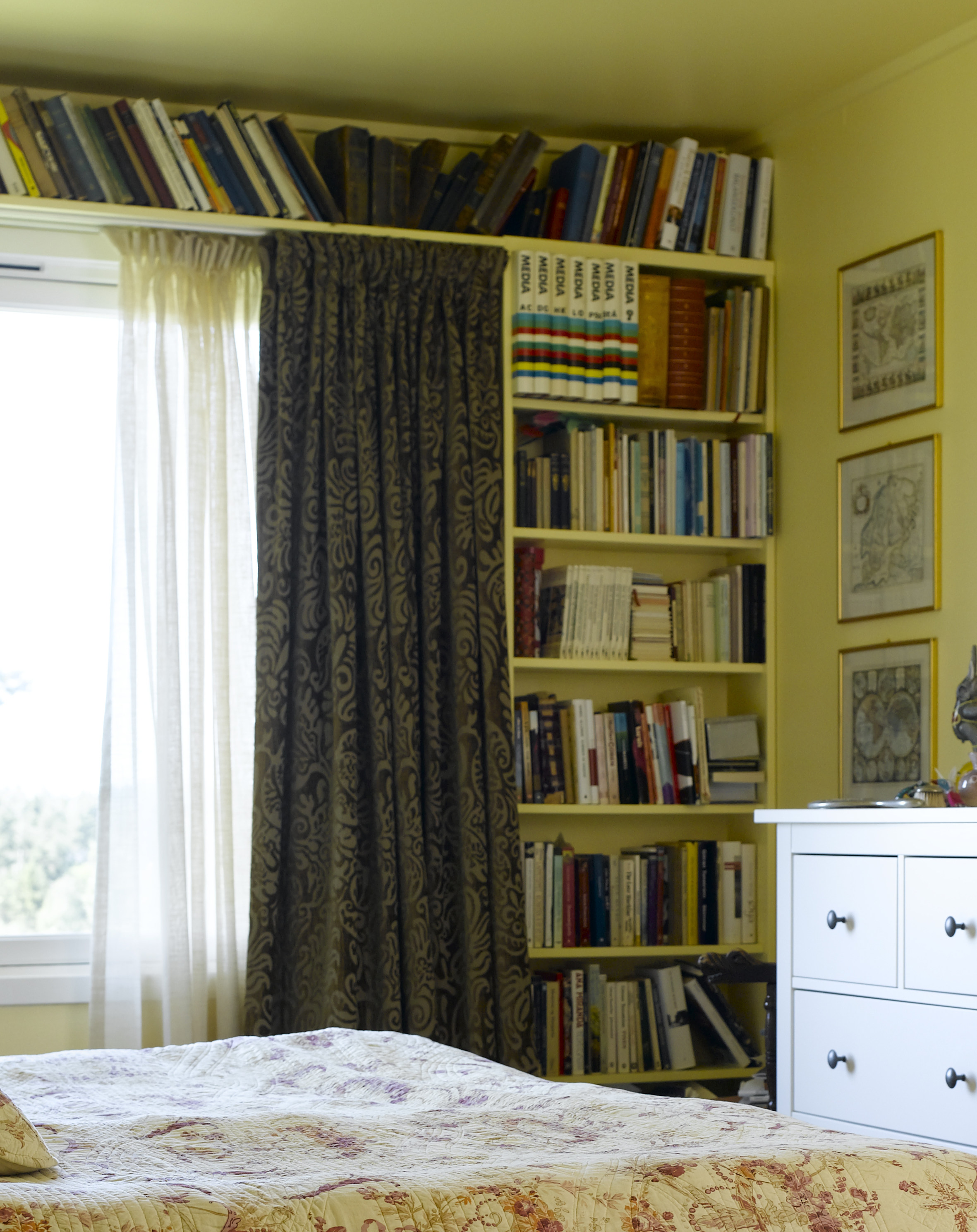 Med samme farge som veggen, skaper hyllene et rolig hjørne.