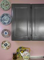 Den rosa veggen fremhever fargene i tallerkensamlingen, og er lekker mot de gråmalte skapene. Vegg i farge S 2030-R10B, skap i farge Royal Stone (Nordsjö). 