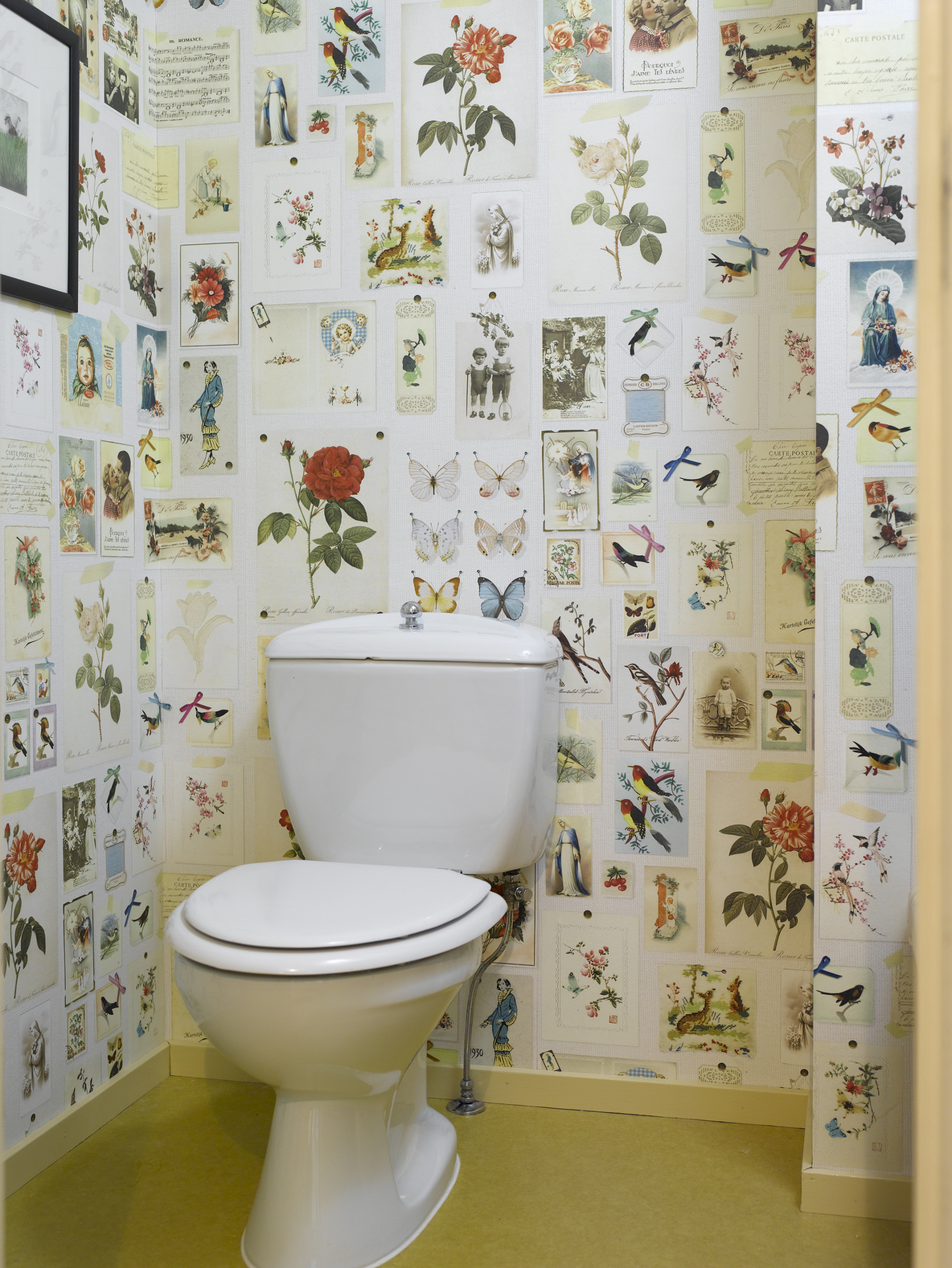 Gamle dagers nostalgiske postpostkort lever godt med et moderne, gulgrønt vinylbelegg på gulvet. 