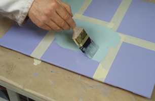 Samme maling som sluttstrøksmalingen brukes på dekoren. Bruk en tykk lakkpensel for å påføre og jevne ut.