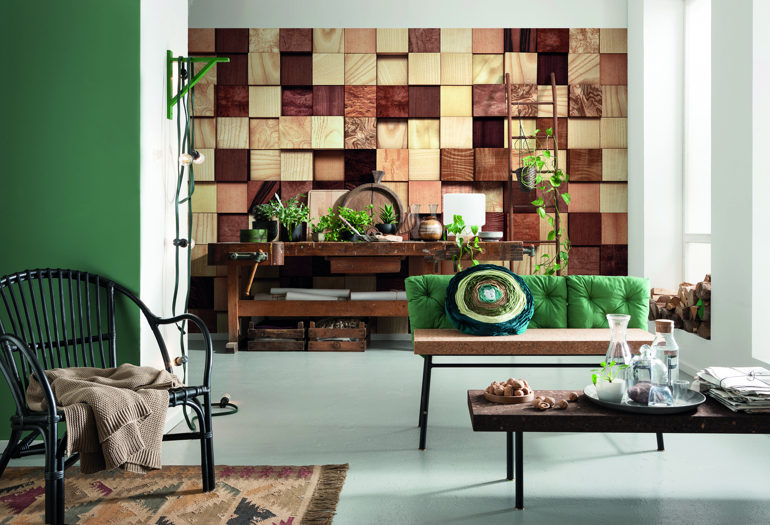 GRØNT: Grønn nevnes ofte som en trendfarge, og finnes i mange nyanser. Her er et drag av høst med kombinasjonen kork, tre og sortaktig grønn i et ellers lyst interiør. Veggen av trekubber er tapet fra Komar. (Foto: Fantasi Interiør)