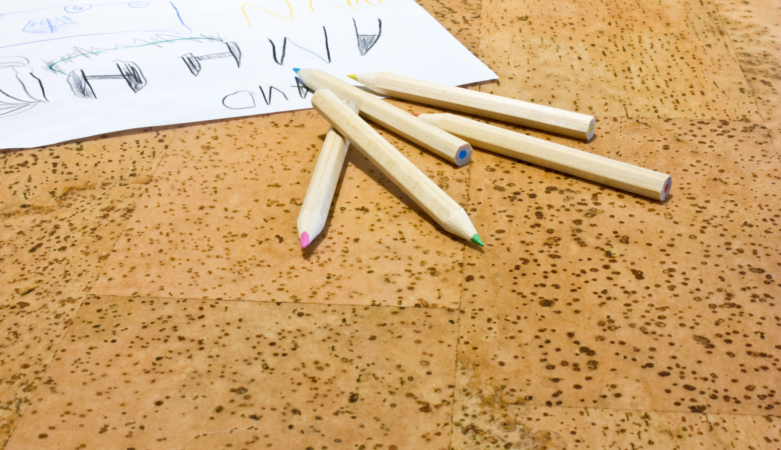 Kork er godt å gå og sitte på – perfekt for minstemann sine lange tegneseanser på gulvet. Her er korkgulv fra SAGA Kork/Wicanders.