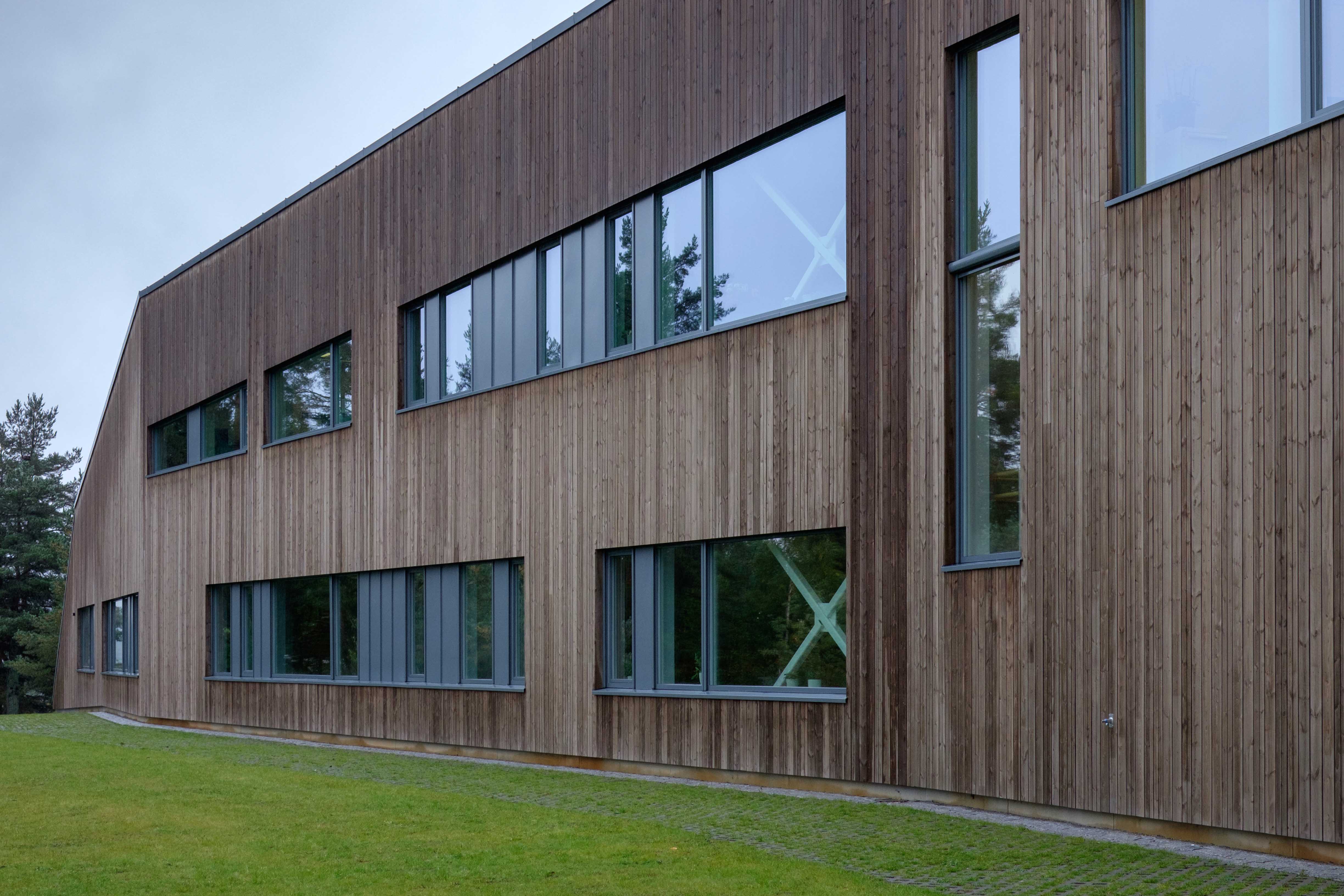 <b>VELKOMMEN TIL NY, FLOTT SKOLE:</b> I landlige omgivelser litt utenfor Kongsberg sentrum ligger Kongsgårdmoen skole. Skolen er en 1-7 skole med rundt 280 elever og 40 ansatte. Bygget er vel tilpasset tomten i form og materialer, mens inngangen til hvert klassetrinn lyser opp og ønsker fargerikt velkommen.