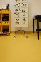 GULT: Den gule fargen er dedikert trinn 2. Vegger, pulter og bord i hvitt, beige og sort er dempende kontraster til det friske gule gulvet og skap.