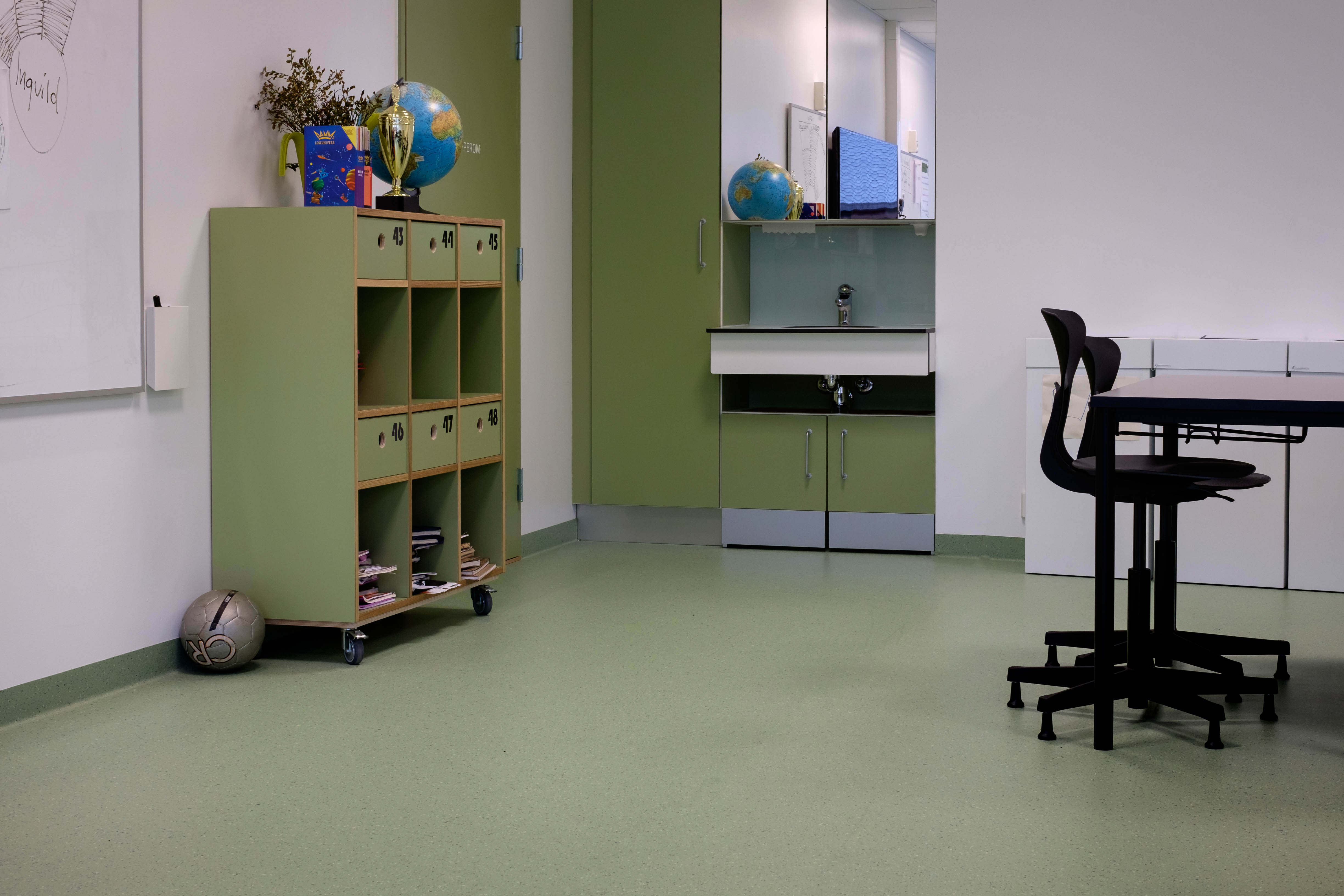 STERKEST: De sterkeste fargene er benyttet for de yngste barna og litt mer rolige dypere farger for de eldre klassetrinnene. I det grønne området finner vi trinn 6.