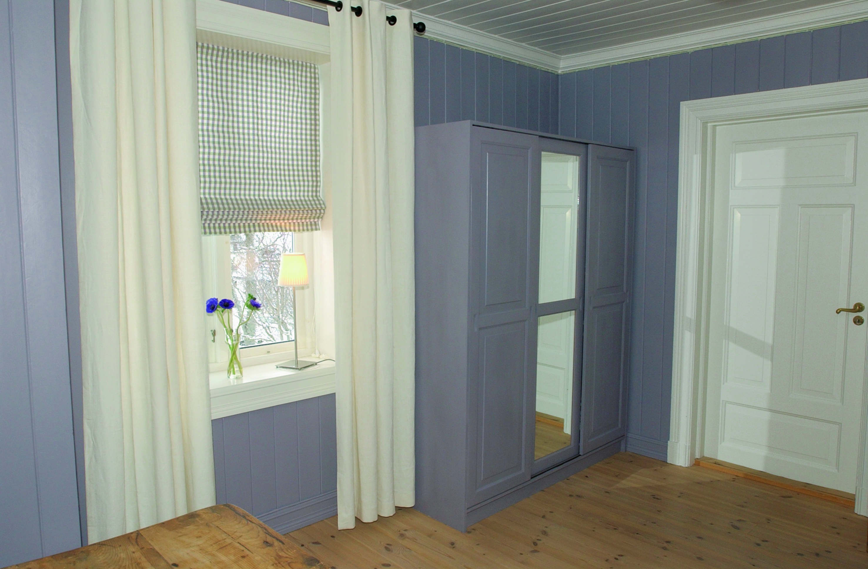 Med ny, lekker lilla farge på veggene passet ikke lenger det massive furuskapet inn, så det ble malt i samme farge som veggen, i en høyere glansgrad. 