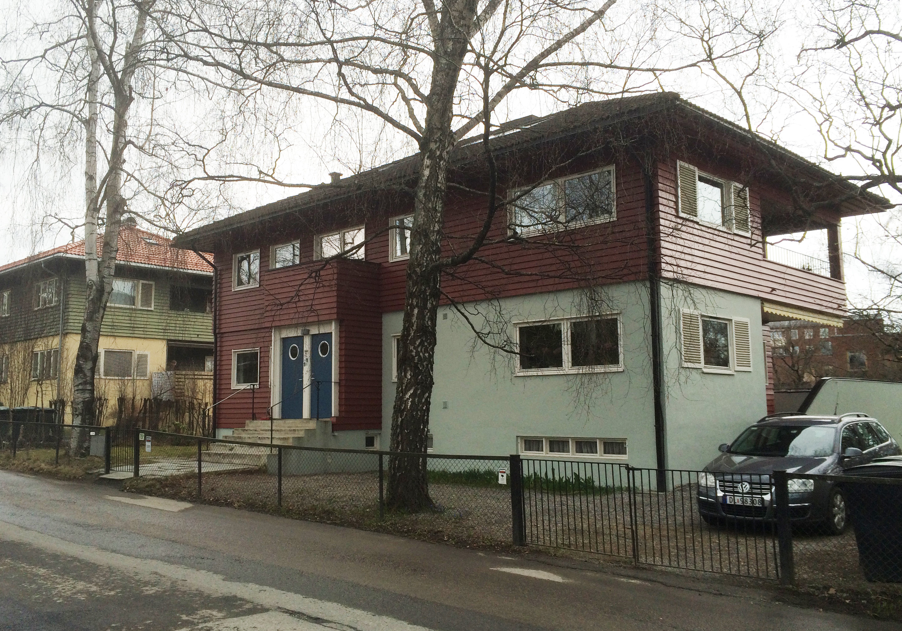 VILLA: Arne Korsmos egne r&oslash;de villa i John Collets all&eacute; passer godt inn.