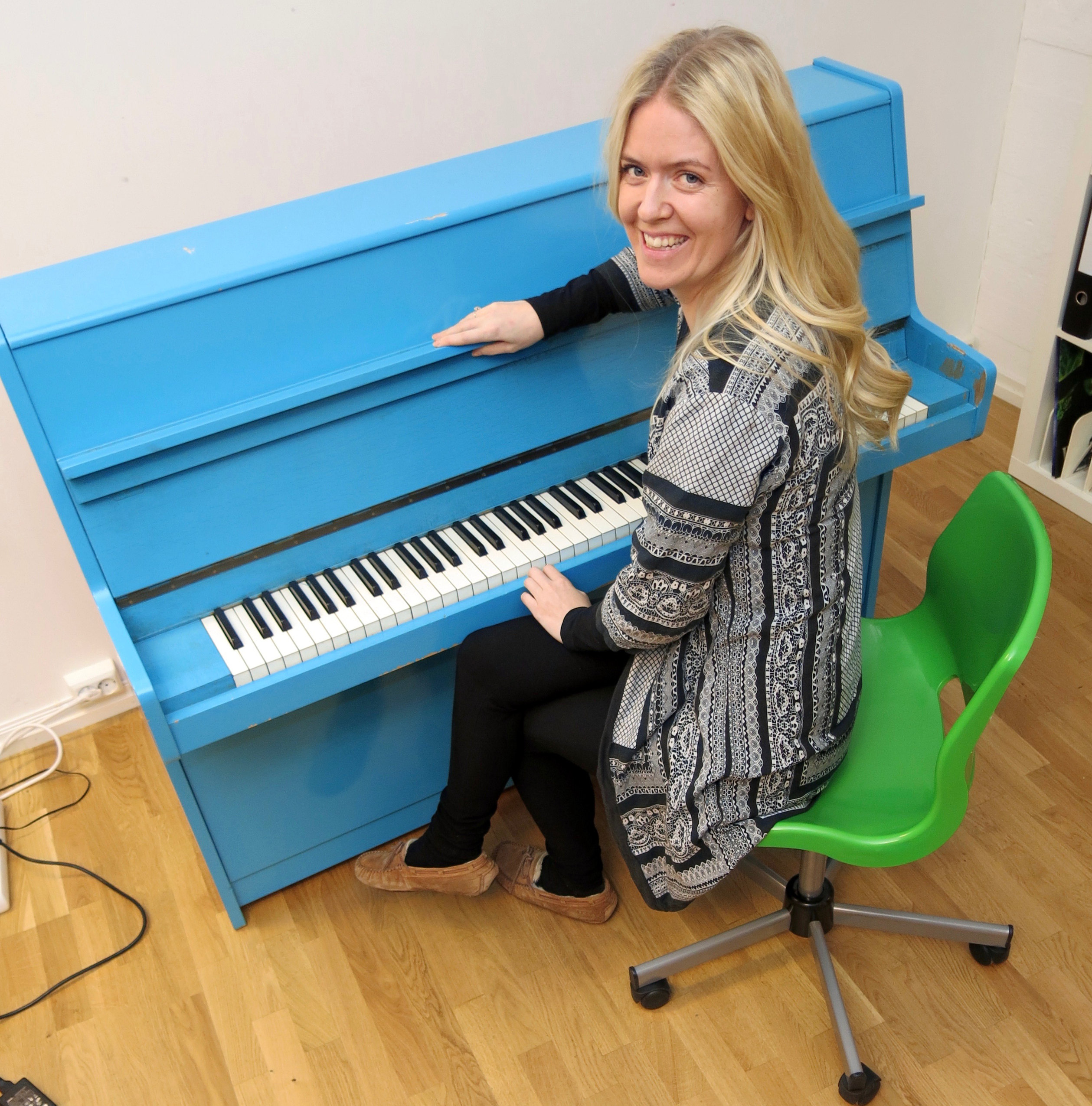 Guro Helleseter tok penselen fatt og malte sitt gamle skolepiano. – Den lysebrune fargen var ikke noe særlig. Nå er det blitt helt nytt. Å pusse og male er bare koselig, sier 30-åringen. 